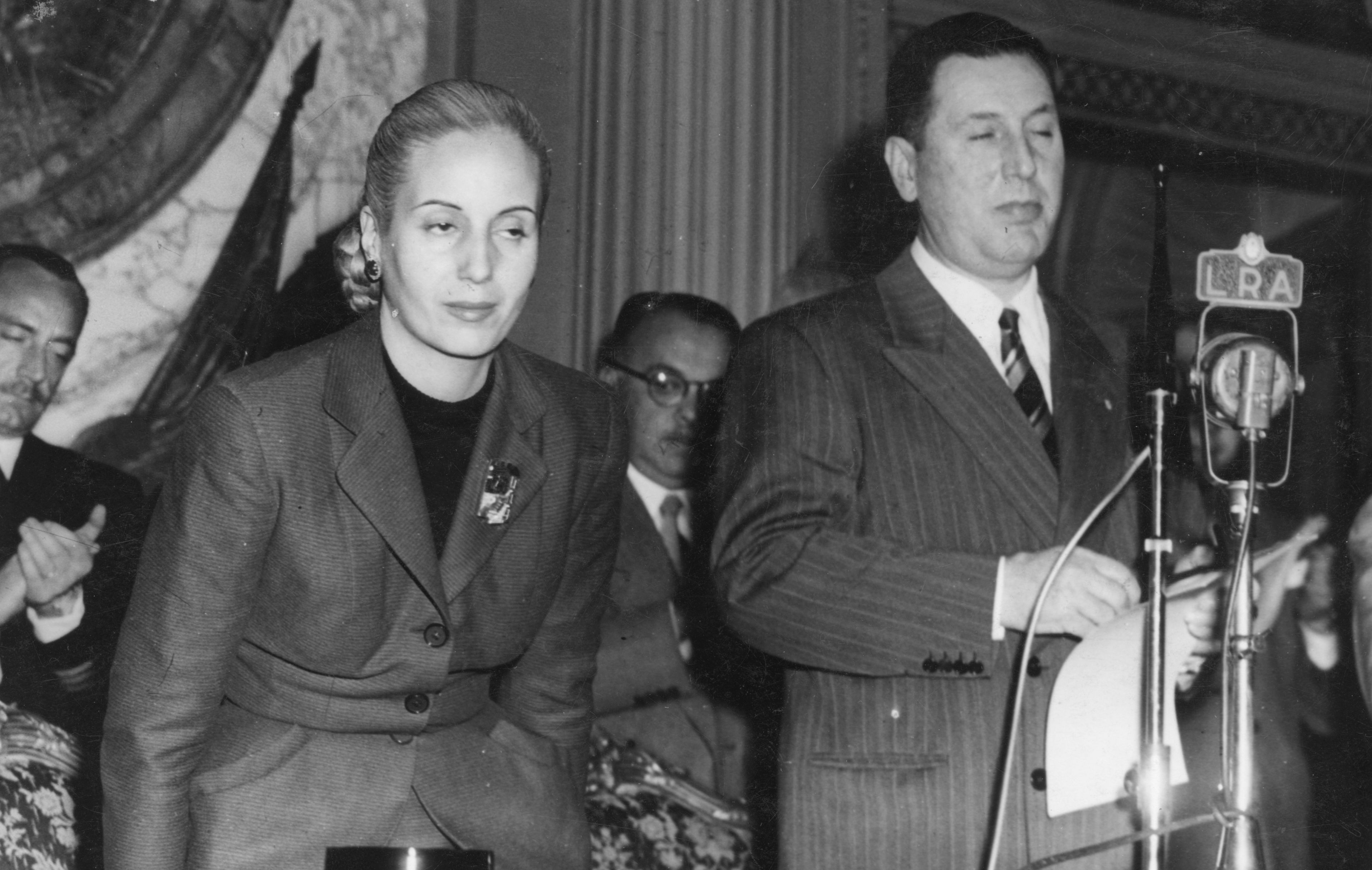 El presidente argentino Juan Perón anuncia la creación de una "Gran Medalla Peronista, Grado Extraordinario" para entregársela a su esposa, Eva Perón (1919 - 1952), que está a su lado. | Fuente: Getty Images