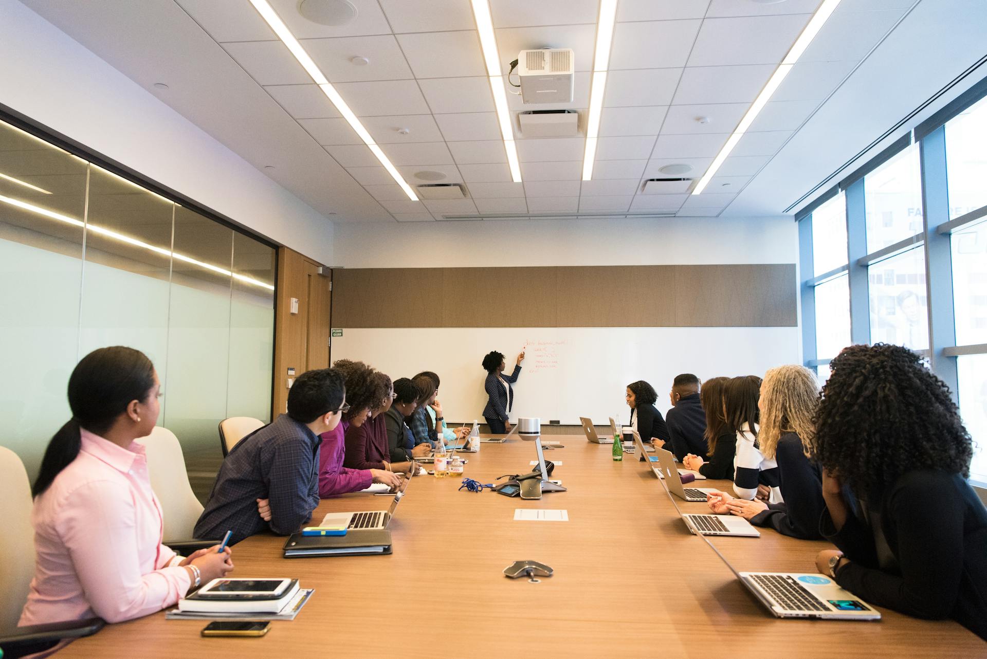 Gente sentada en una sala de reuniones | Fuente: Pexels