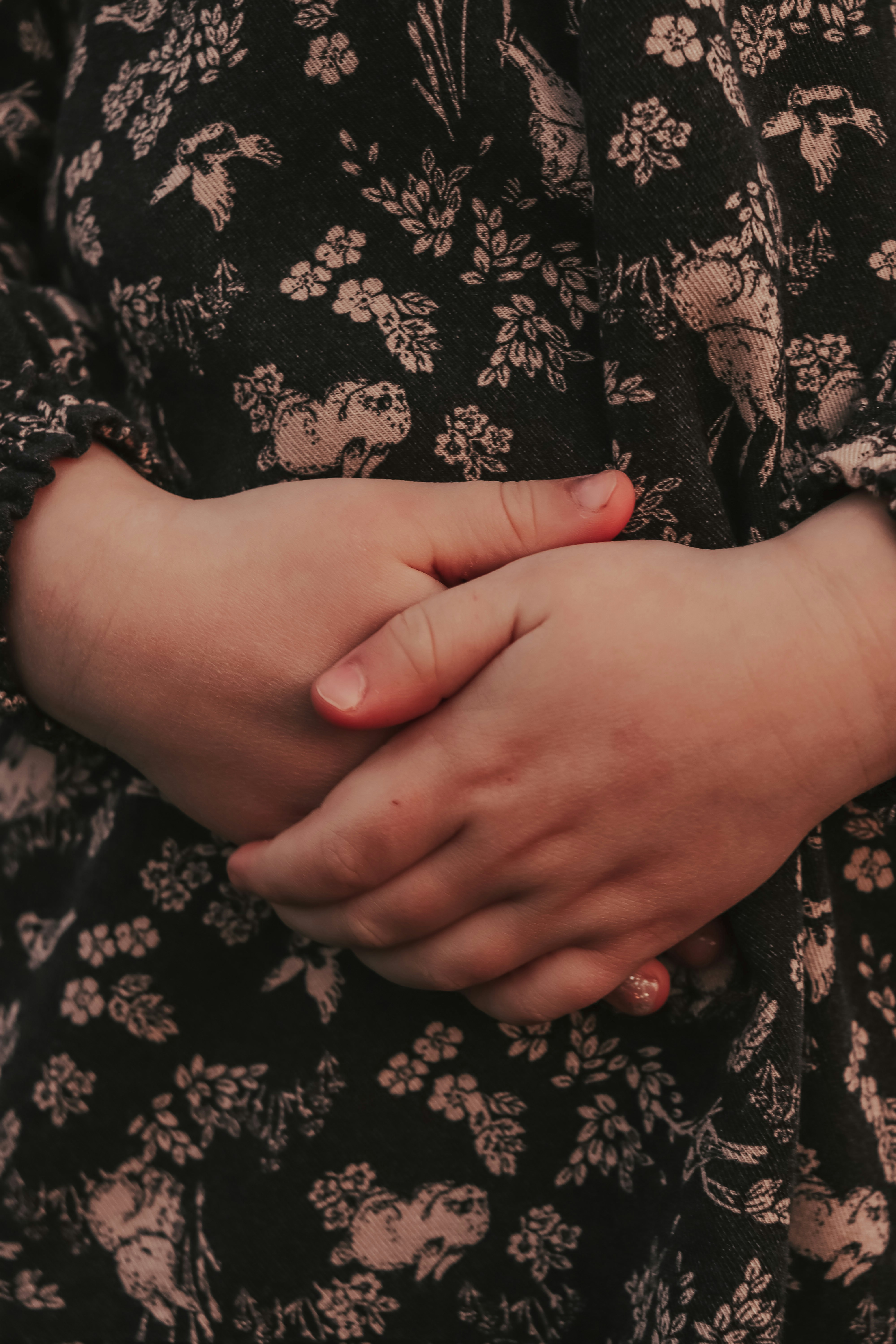 Una mujer con las manos juntas | Fuente: Pexels