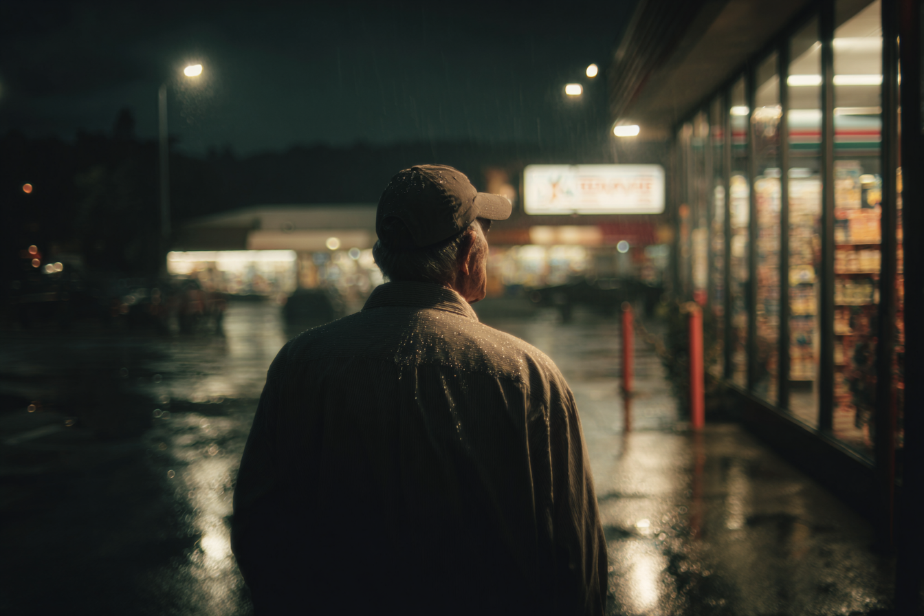 Un hombre delante de una tienda | Fuente: Midjourney