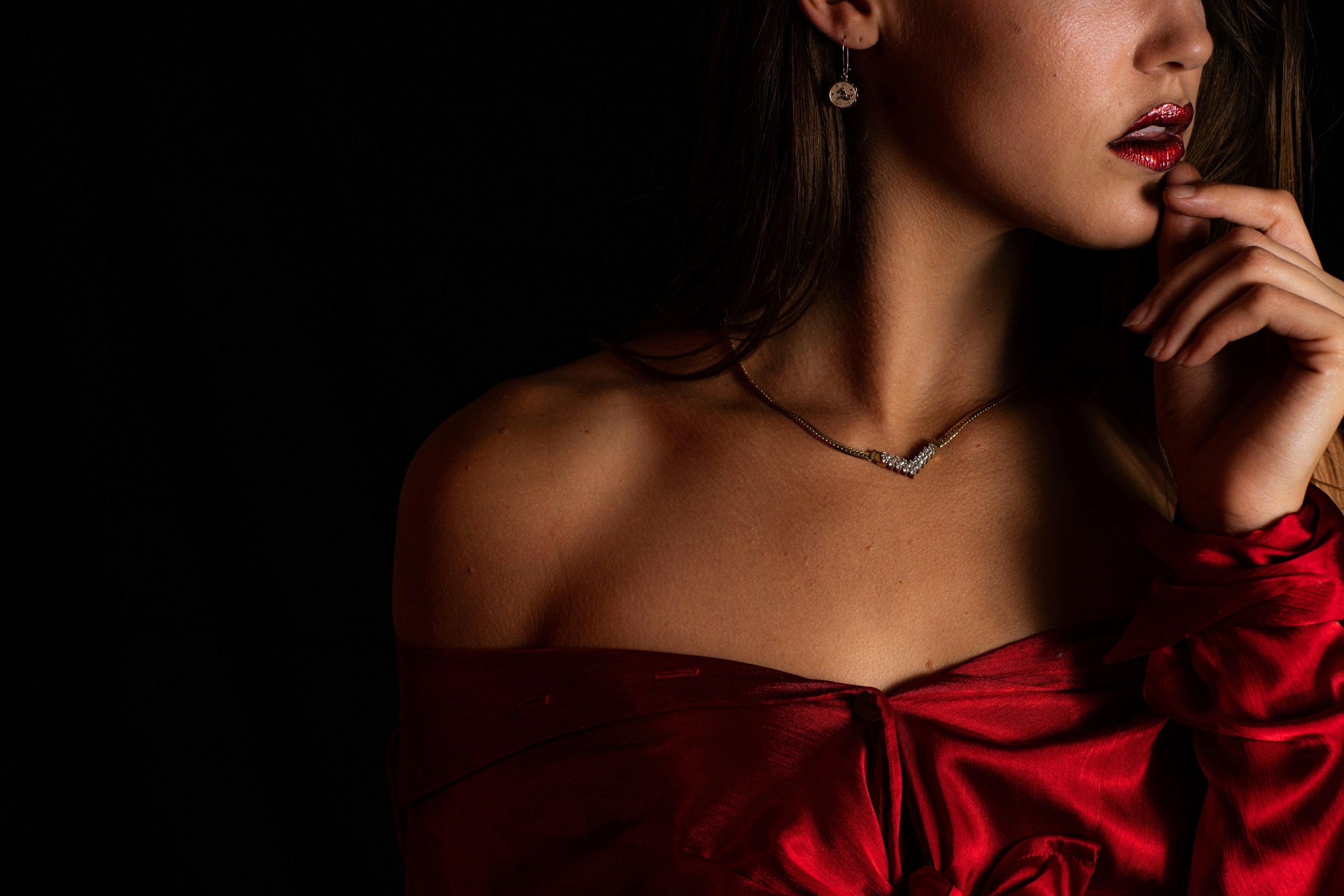 Primer plano de una mujer con un vestido rojo | Fuente: Unsplash