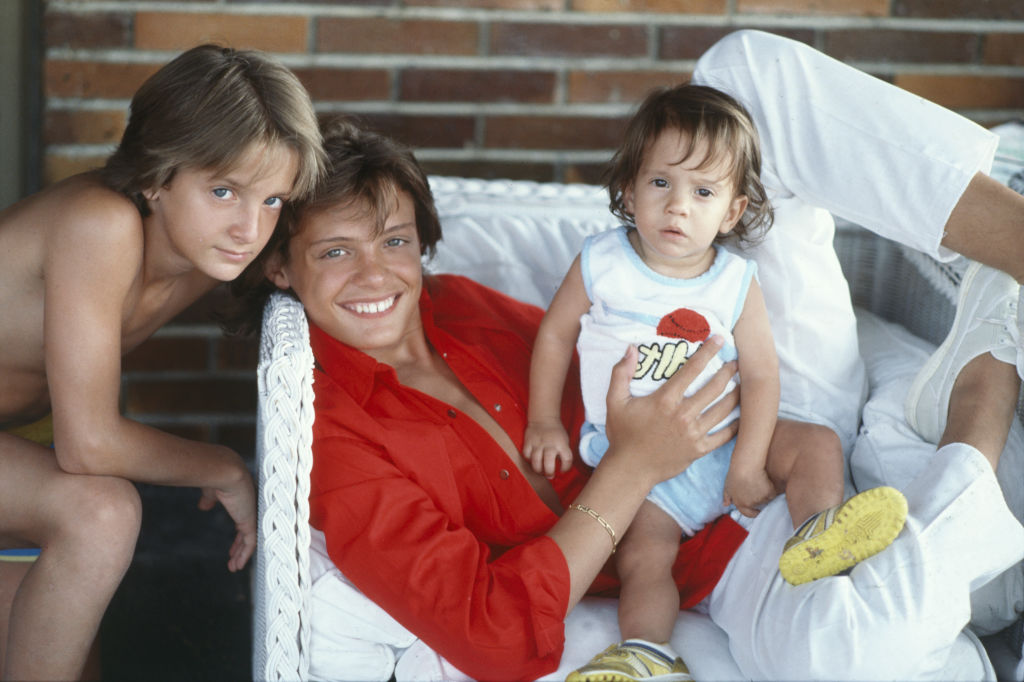 Luis Miguel posando sonriente con sus hermanos Alejandro y Sergio. Italia, 1985.