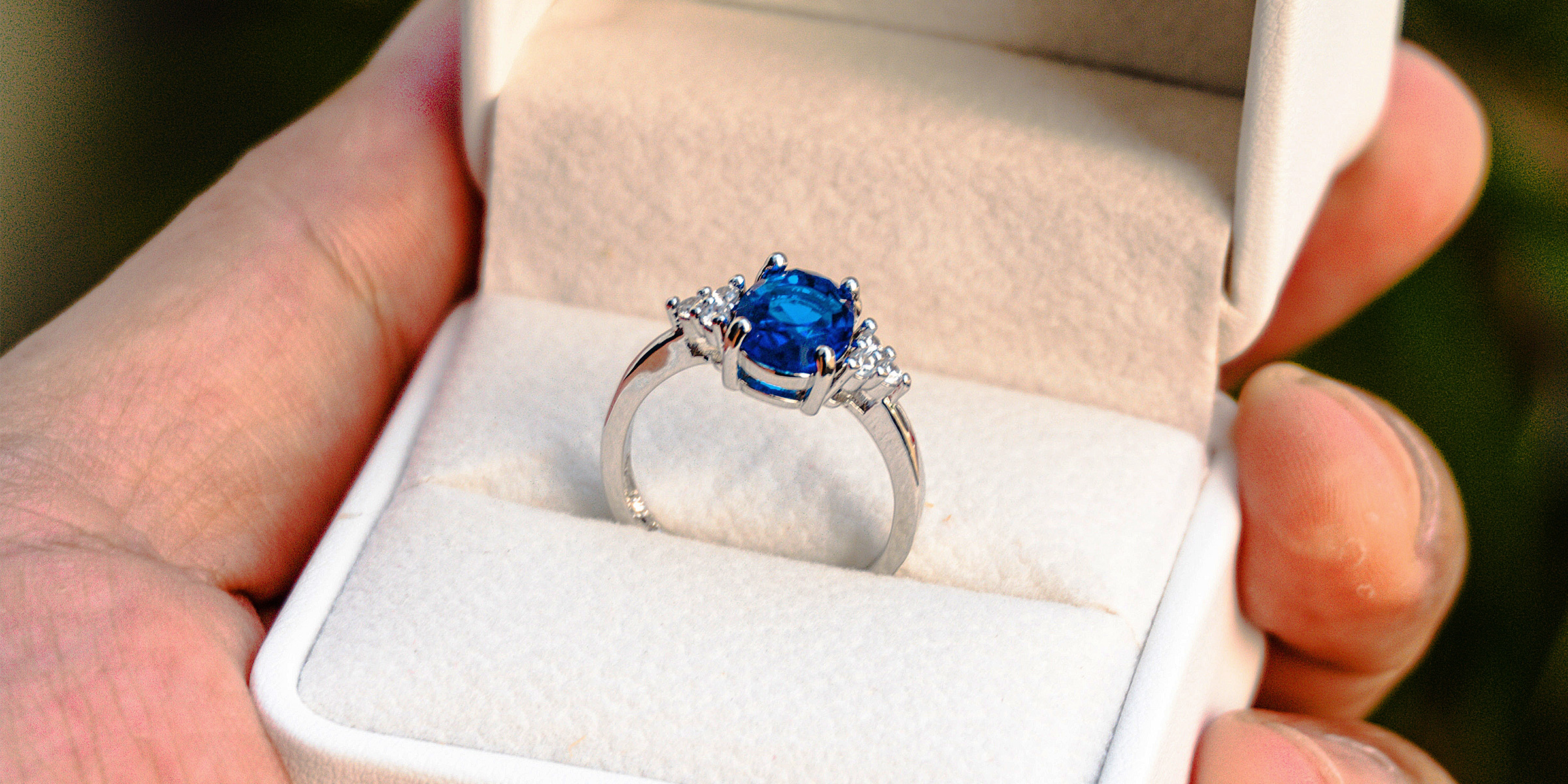 Una persona con un anillo de compromiso | Fuente: Shutterstock