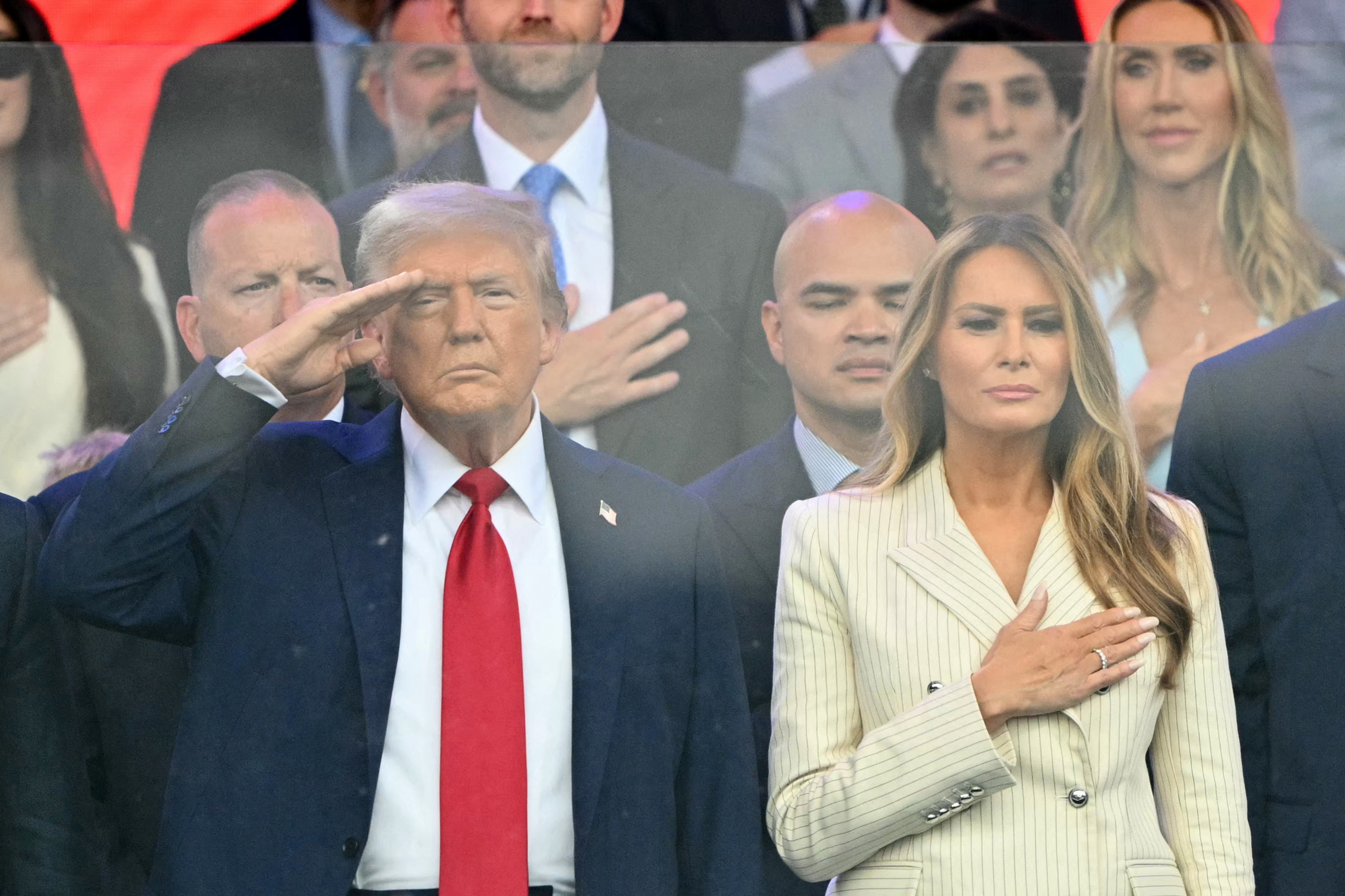Donald Trump saluda junto a Melania Trump durante el desfile del 250° aniversario del Ejército de EE.UU. | Fuente: Getty Images