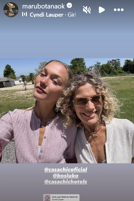 Maru Botana y su hija Sofía Solá compartiendo juntas durante un evento al aire libre en Carmelo, Uruguay | Fuente: Instagram Stories/marubotanaok