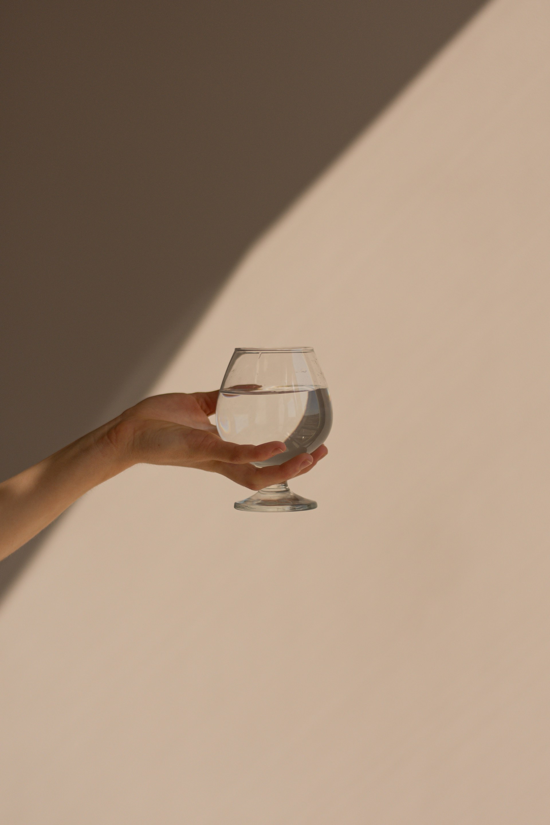 Una mujer sosteniendo un vaso | Fuente: Unsplash