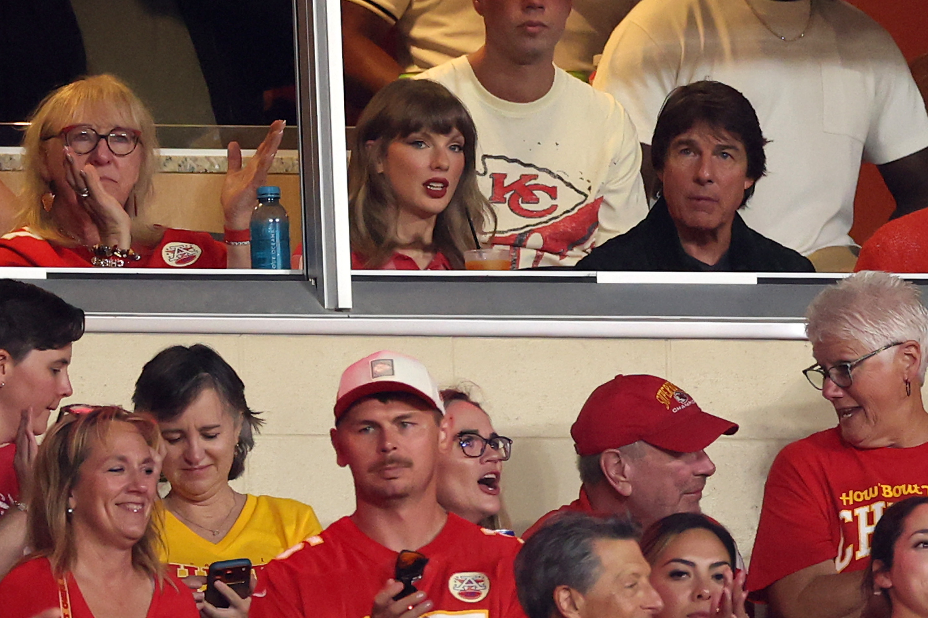 Donna Kelce, Taylor Swift y Tom Cruise siguen el partido desde un palco VIP durante el encuentro entre los Kansas City Chiefs y los Denver Broncos en el Arrowhead Stadium el 14 de septiembre de 2026. | Fuente: Getty Images