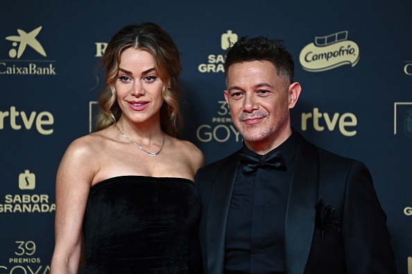 El cantante español Alejandro Sanz y su pareja, la actriz Candela Márquez, posan en la alfombra roja a su llegada a la 39ª ceremonia de los Premios Goya, en el Palacio de Exposiciones y Congresos de Granada, en el sur de España, el 8 de febrero de 2025 | Fuente: Getty Images