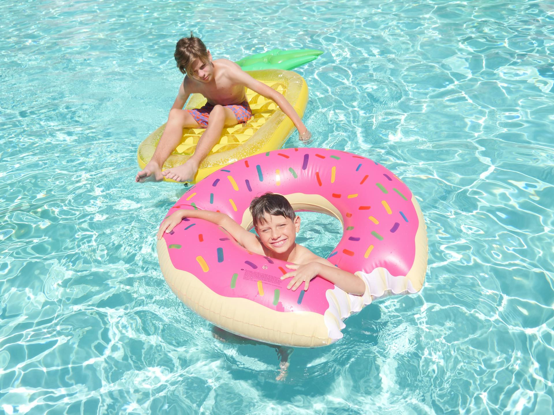Dos niños jugando en la piscina | Fuente: Pexels