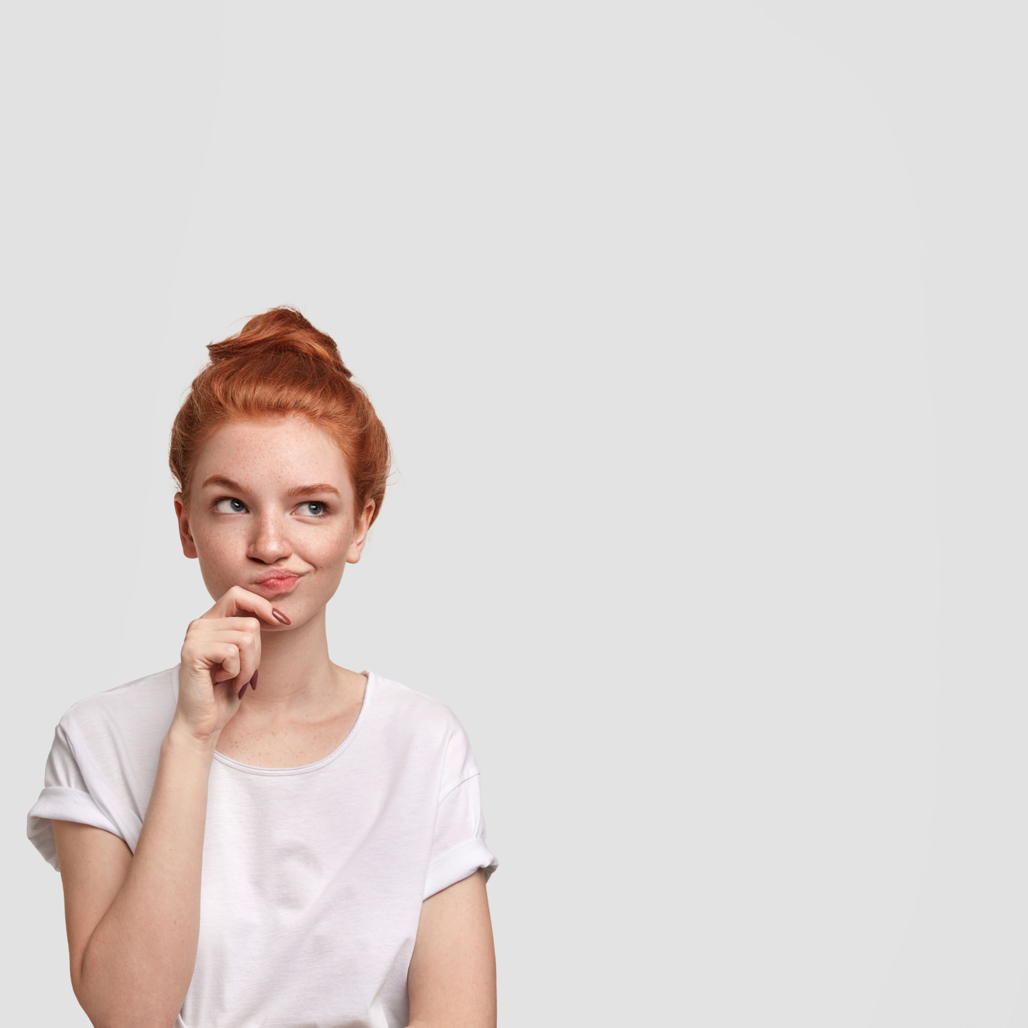 Una mujer pensando | Fuente: Freepik