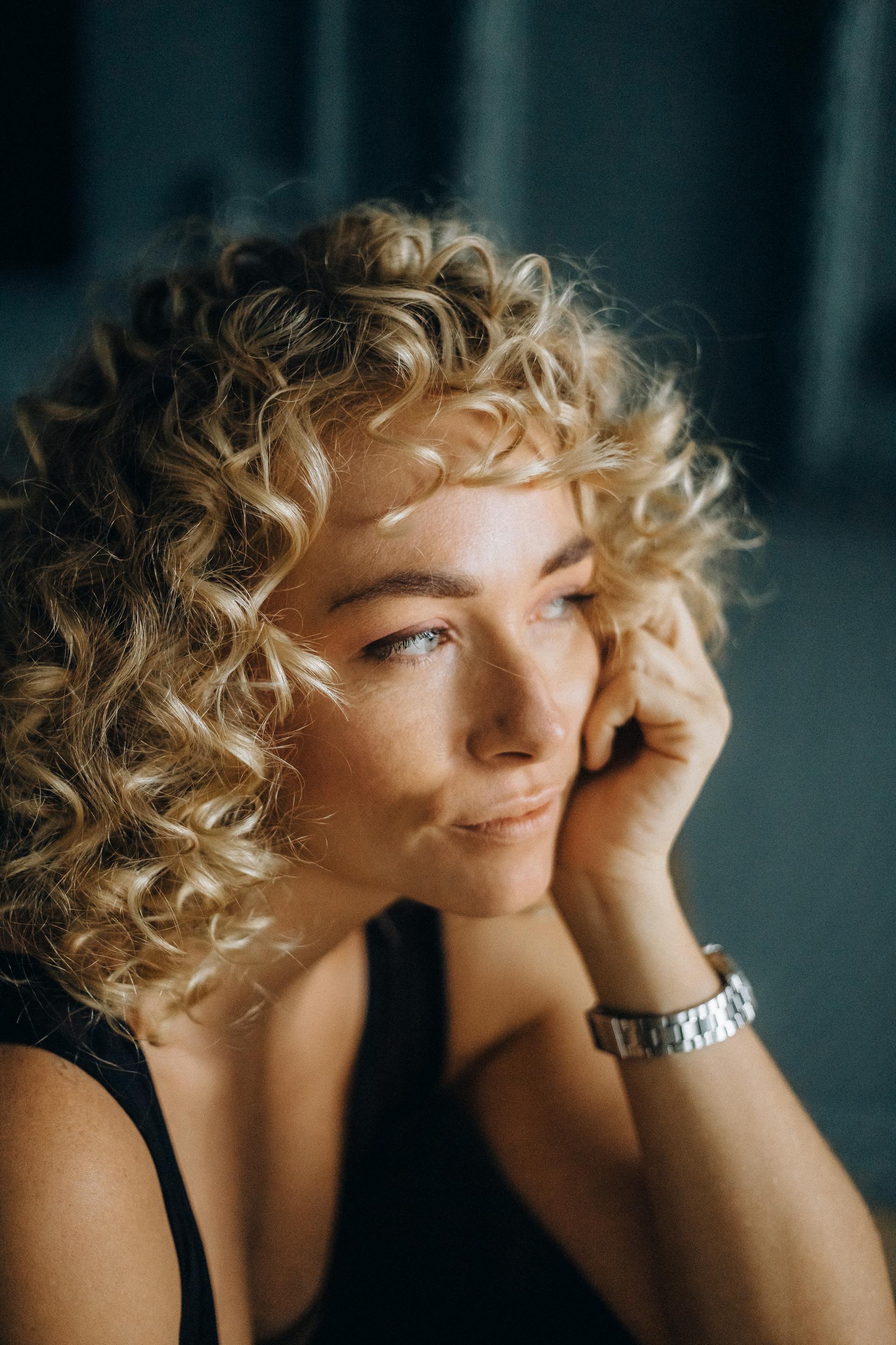 Una mujer sonriendo débilmente | Fuente: Pexels