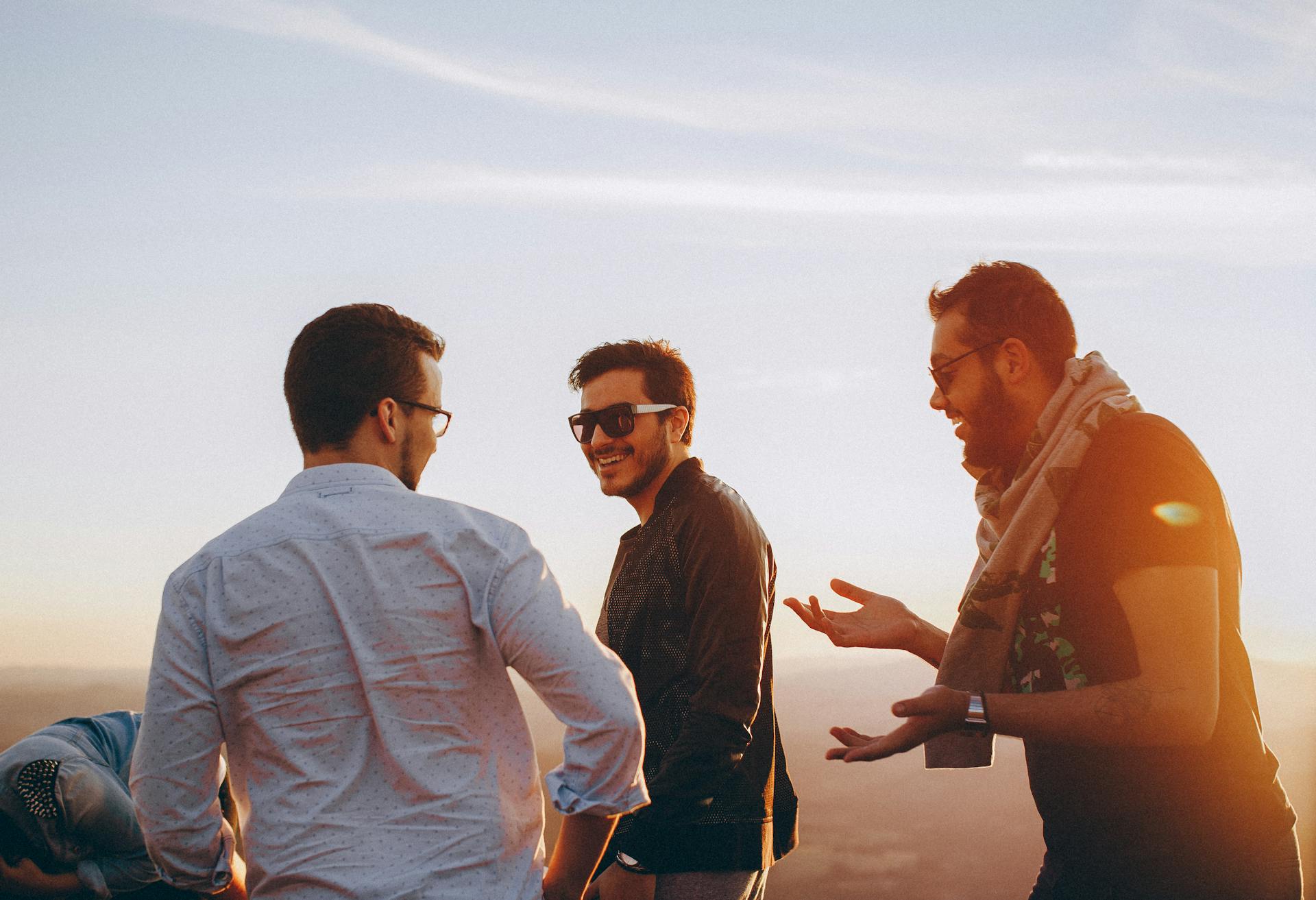 Un hombre con sus amigos | Fuente: Pexels