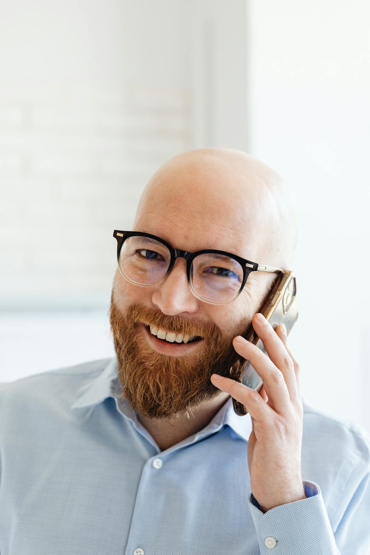 Un hombre sonriente hablando por teléfono | Fuente: Pexels