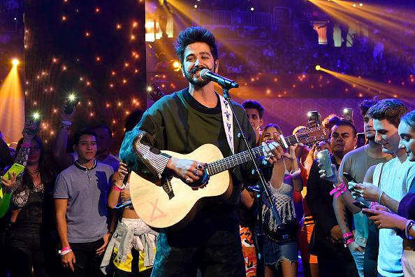 Camilo se presenta en el escenario durante los Premios Juventud 2019 en el Watsco Center el 18 de julio de 2019 en Coral Gables, Florida | Fuente: Getty Images