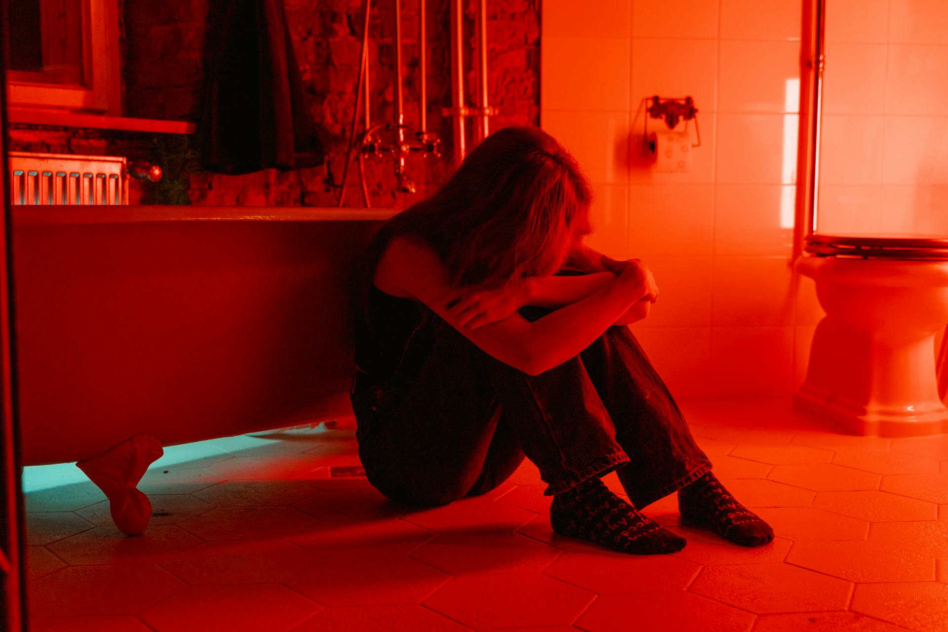 Una mujer llorando en el baño | Fuente: Pexels