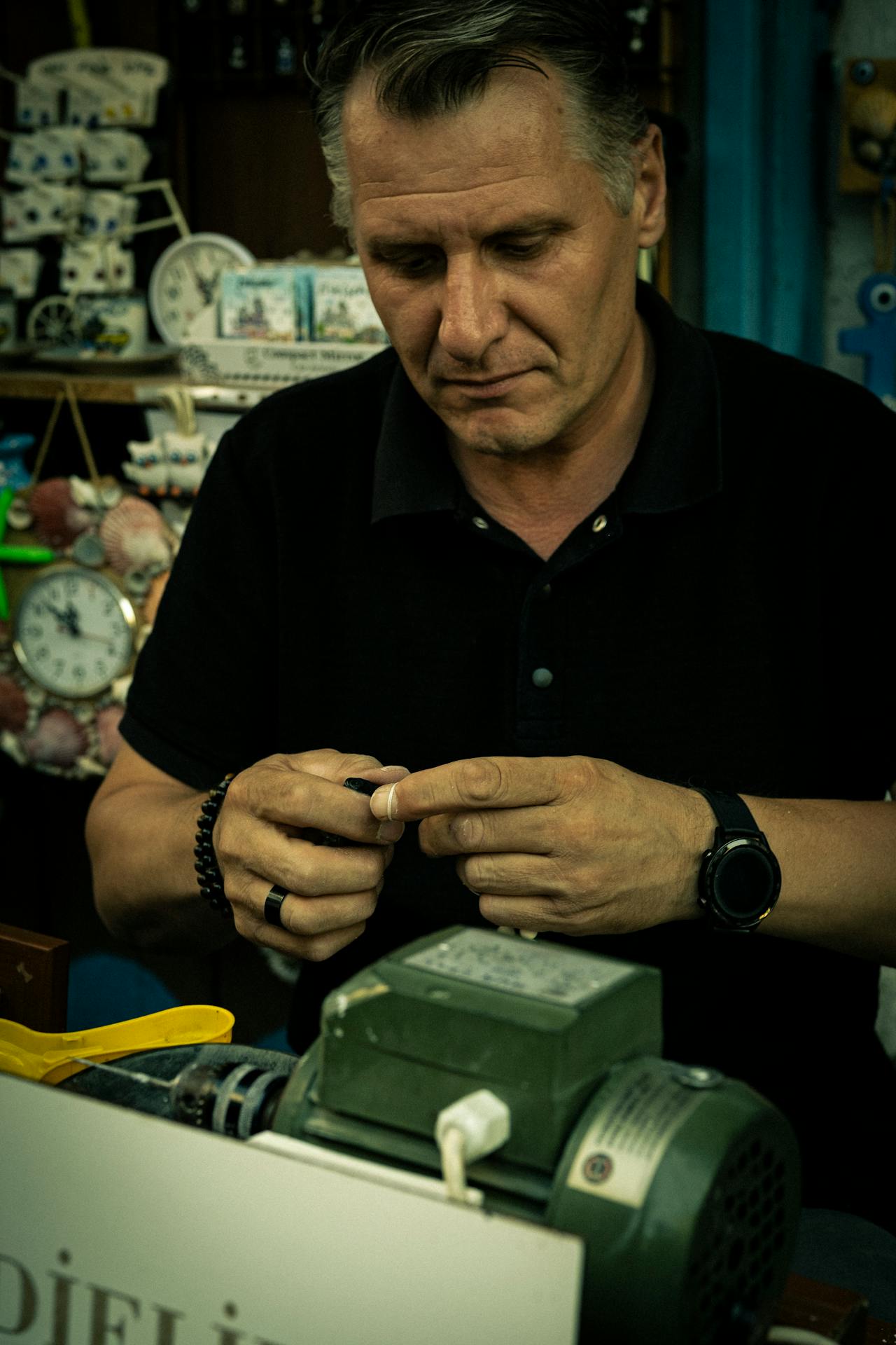 Un hombre en una tienda | Fuente: Pexels