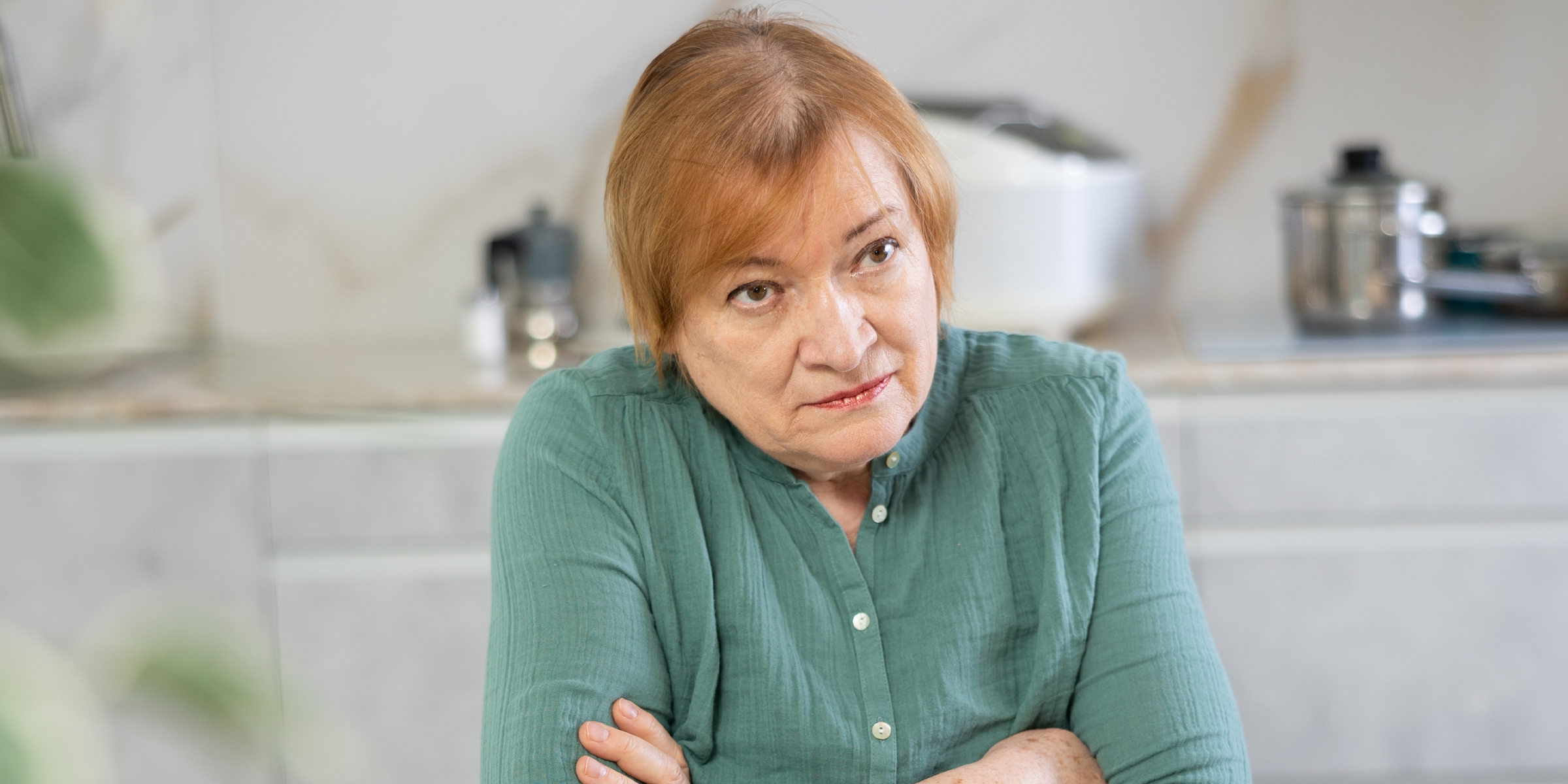 Mujer de brazos cruzados | Fuente: Shutterstock