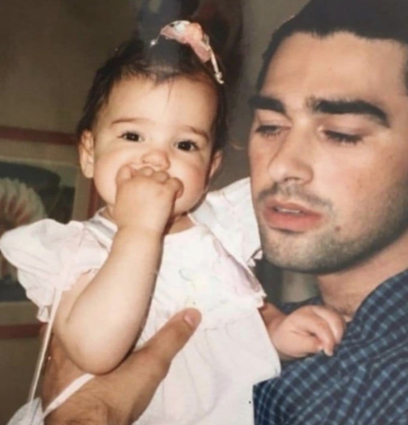 La famosa cantante y su padre de un post fechado el 5 de marzo de 2023. | Fuente: Facebook/Dua Lipa