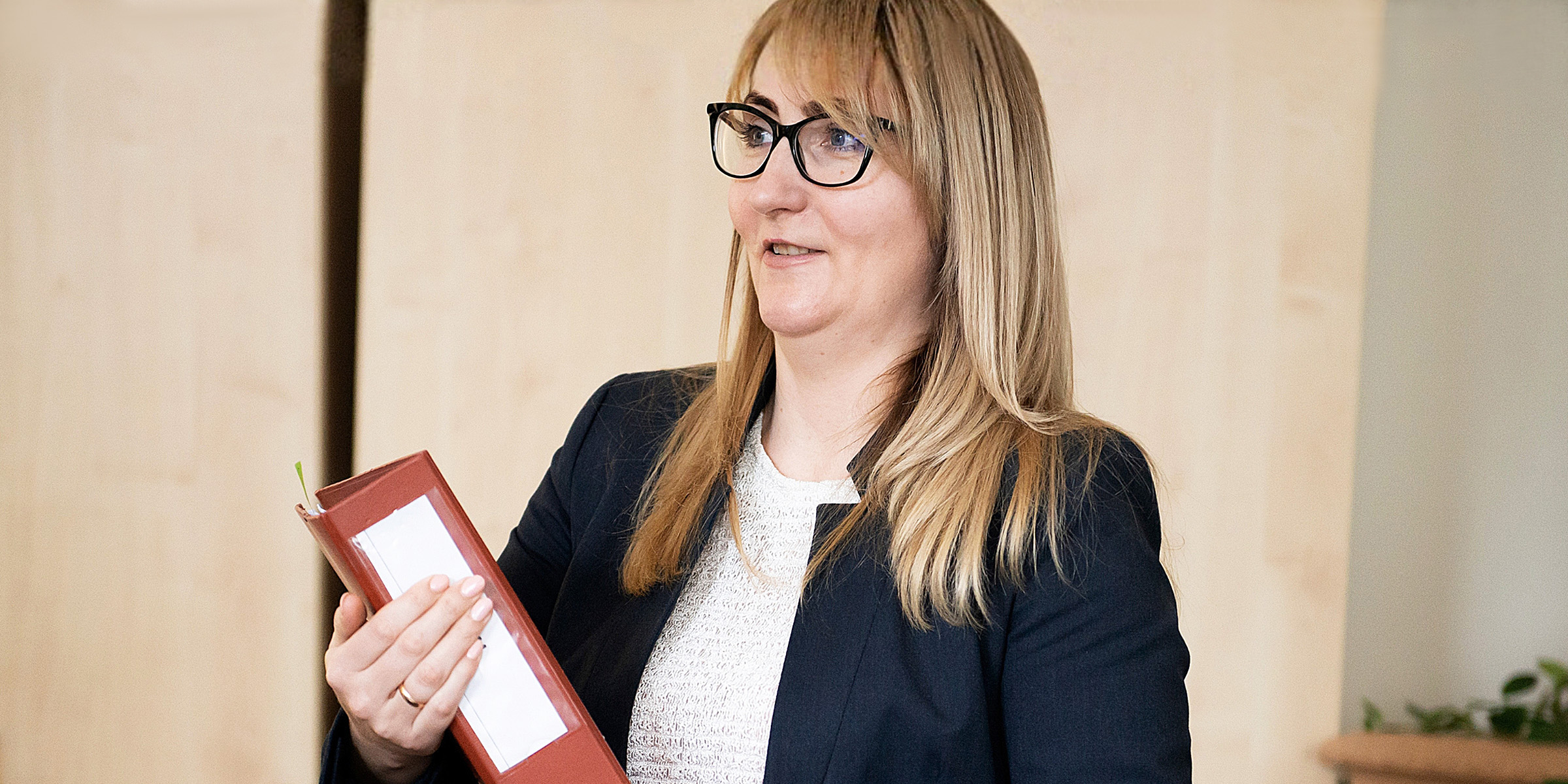 Una mujer con una carpeta en la mano | Fuente: Shutterstock