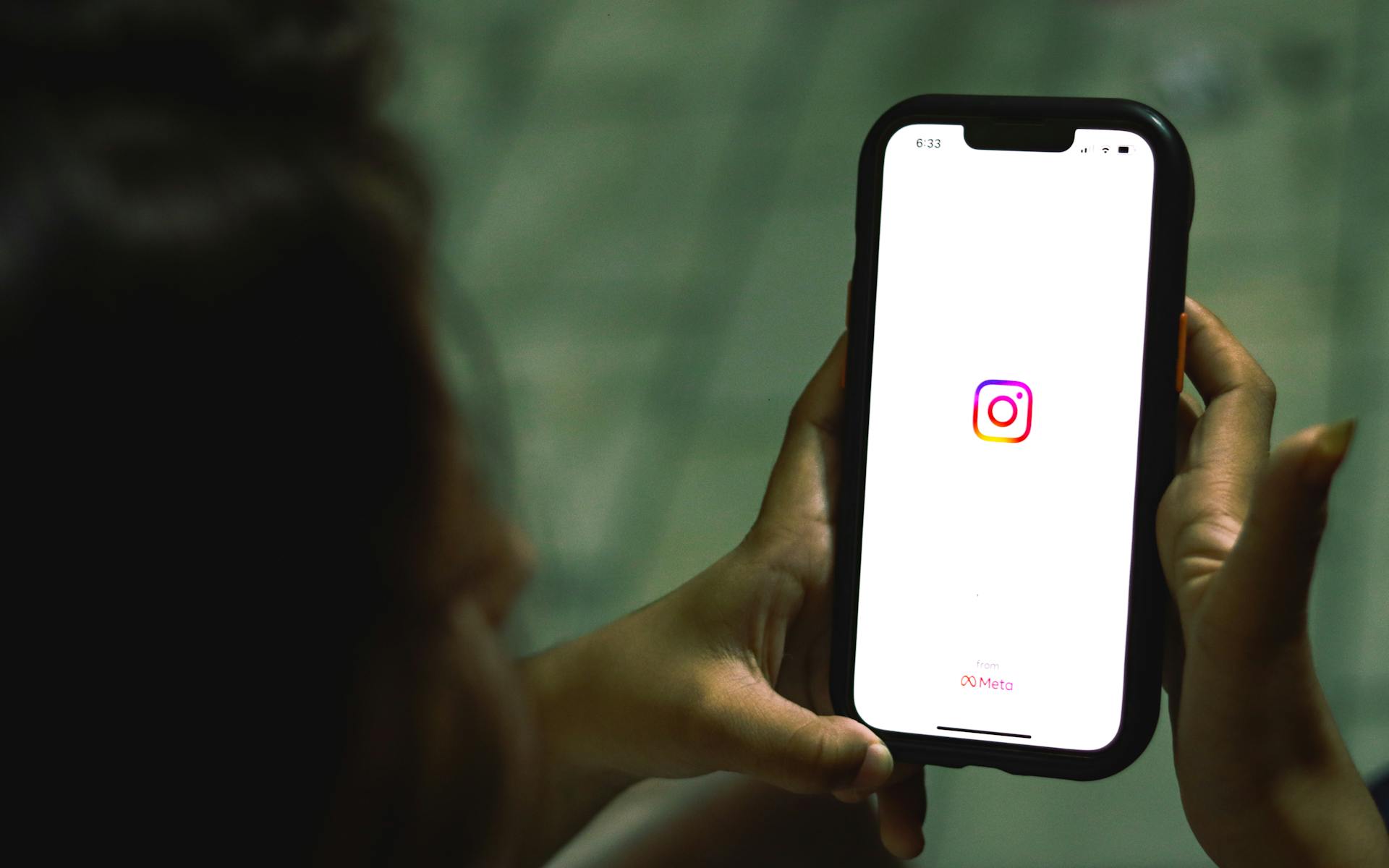 Una mujer con un teléfono en la mano | Fuente: Pexels