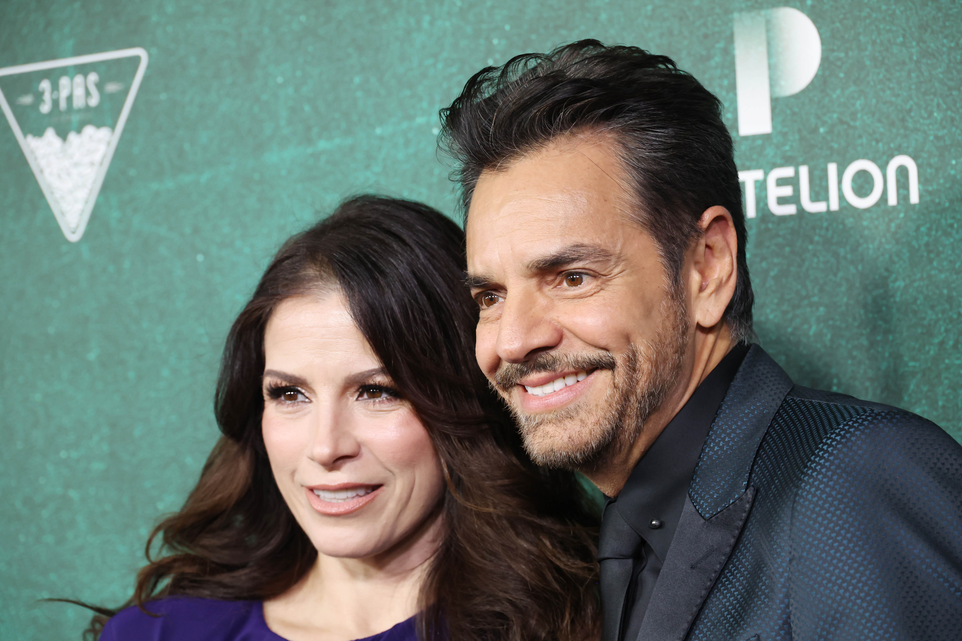 Alessandra Rosaldo (izquierda) y Eugenio Derbez (derecha) asisten al estreno de "Radical" en el Regency Bruin Theatre el 30 de octubre de 2023 en Los Ángeles, California. | Fuente: Getty Images