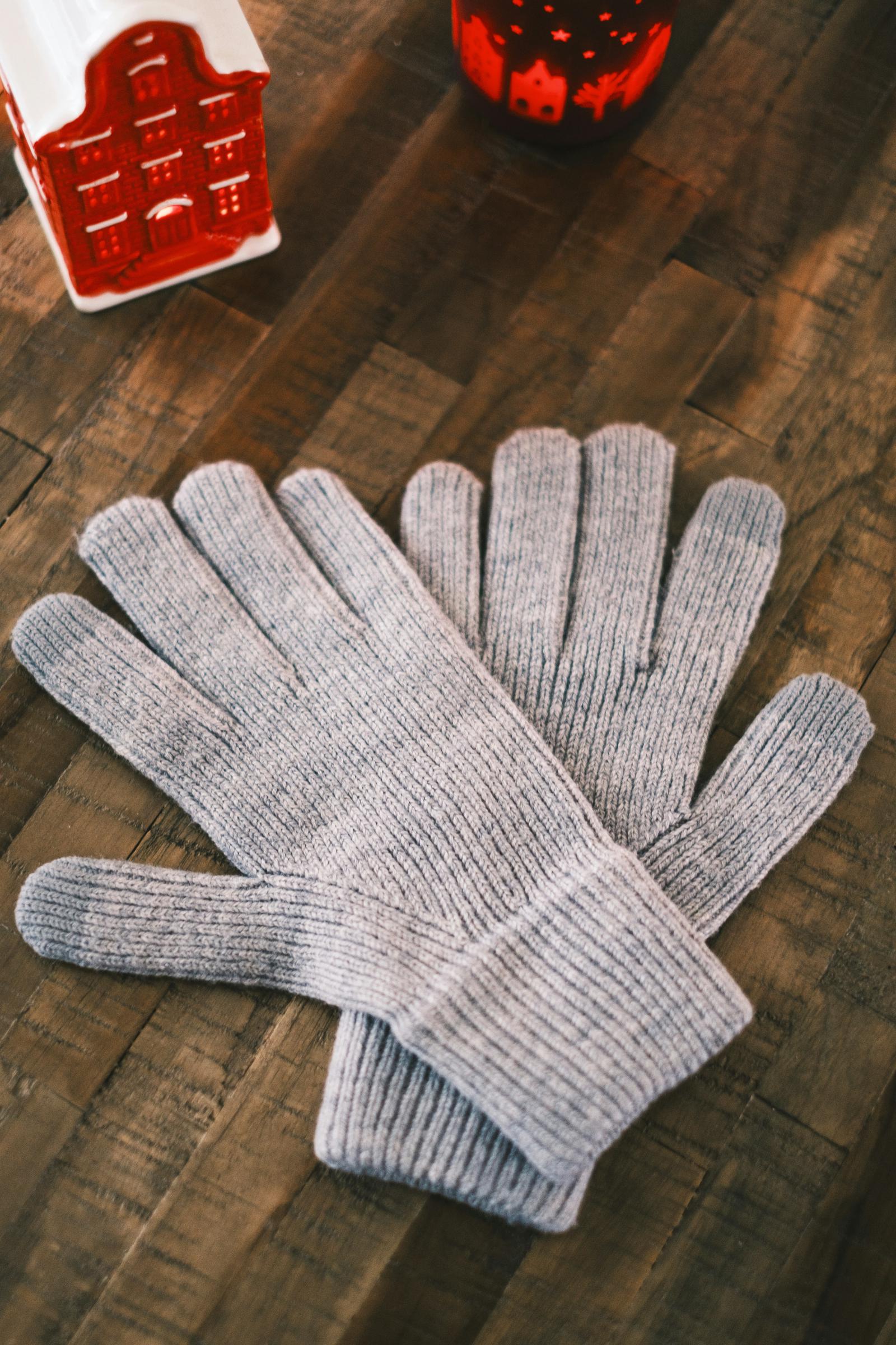 Los guantes de un adulto | Fuente: Unsplash
