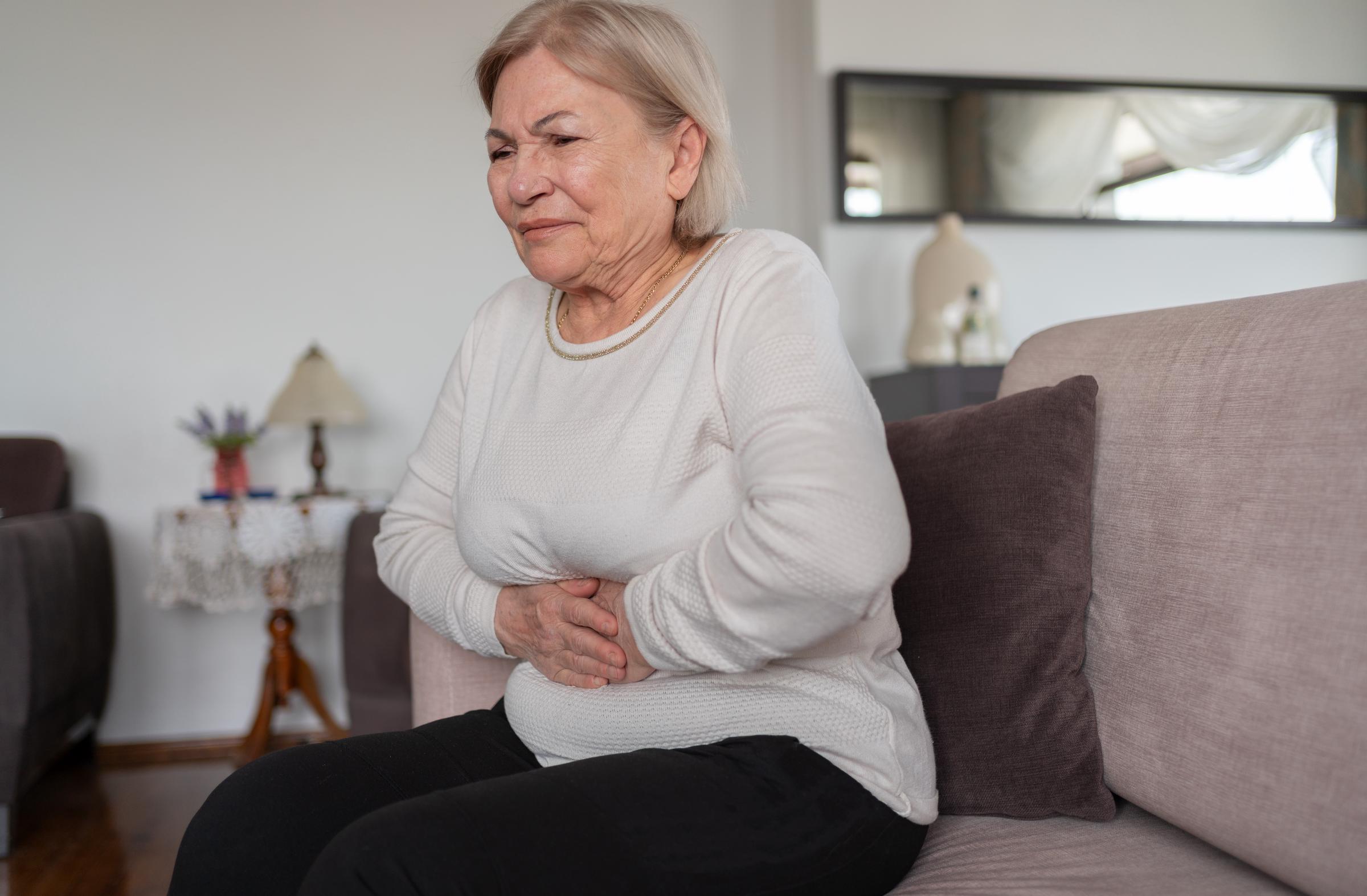 Mujer con dolor de estómago | Fuente: Getty Images