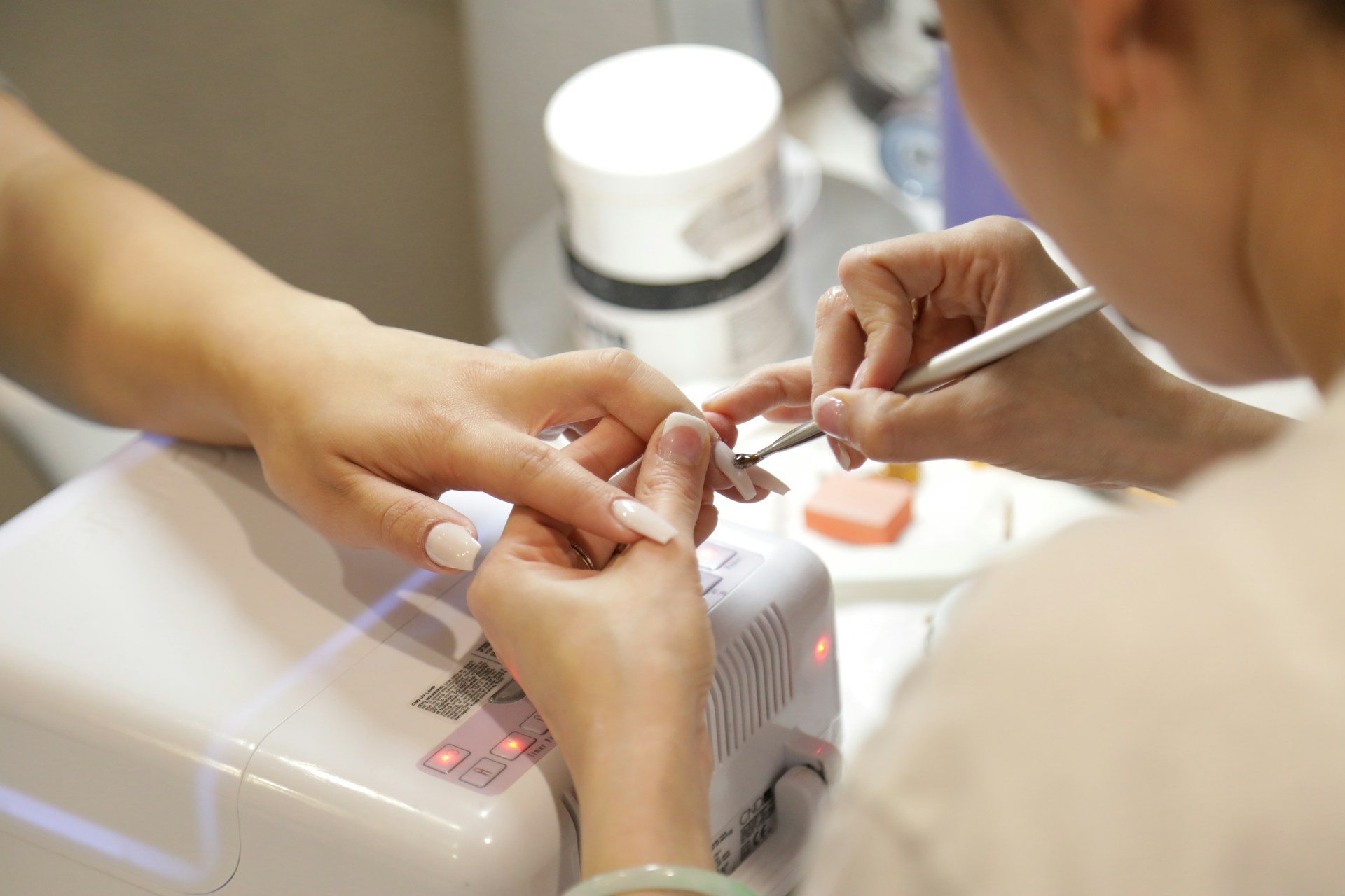 Una clienta haciéndose las uñas en un salón de manicura | Fuente: Unsplash