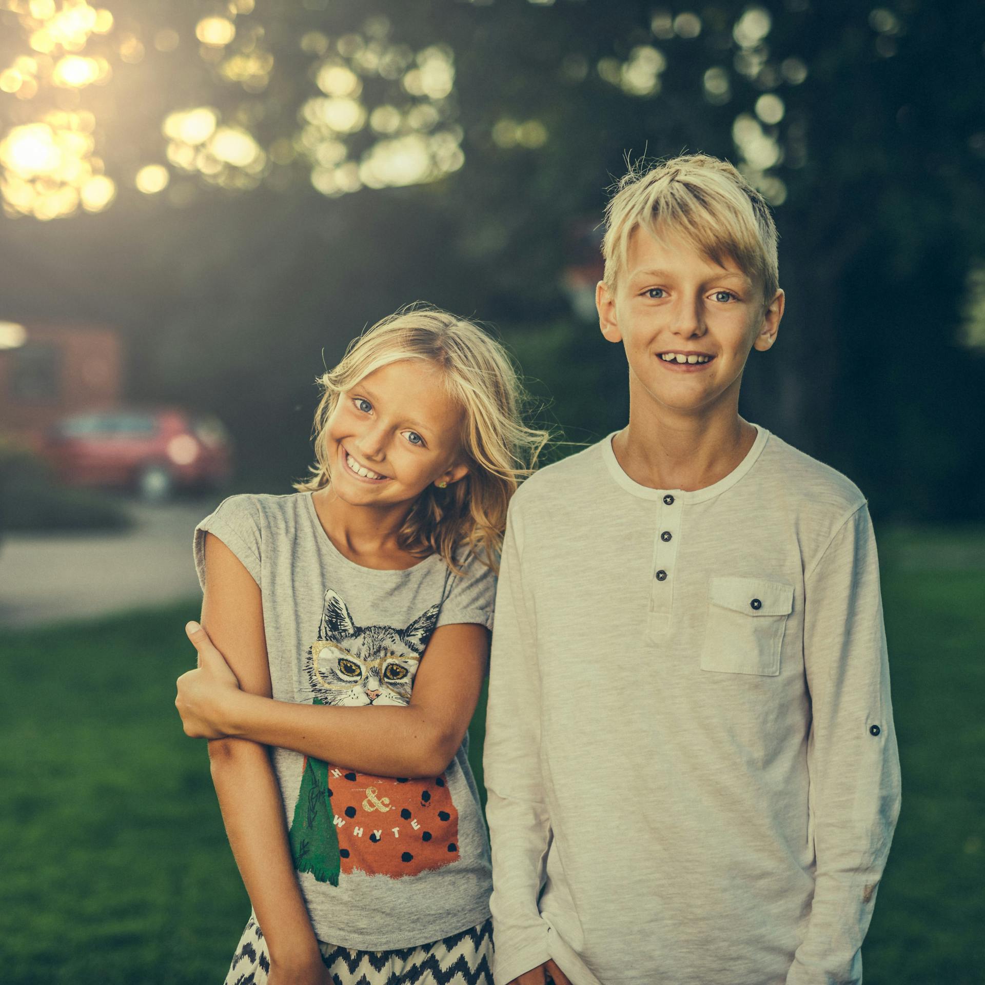 Dos niños felices en un patio | Fuente: Pexels