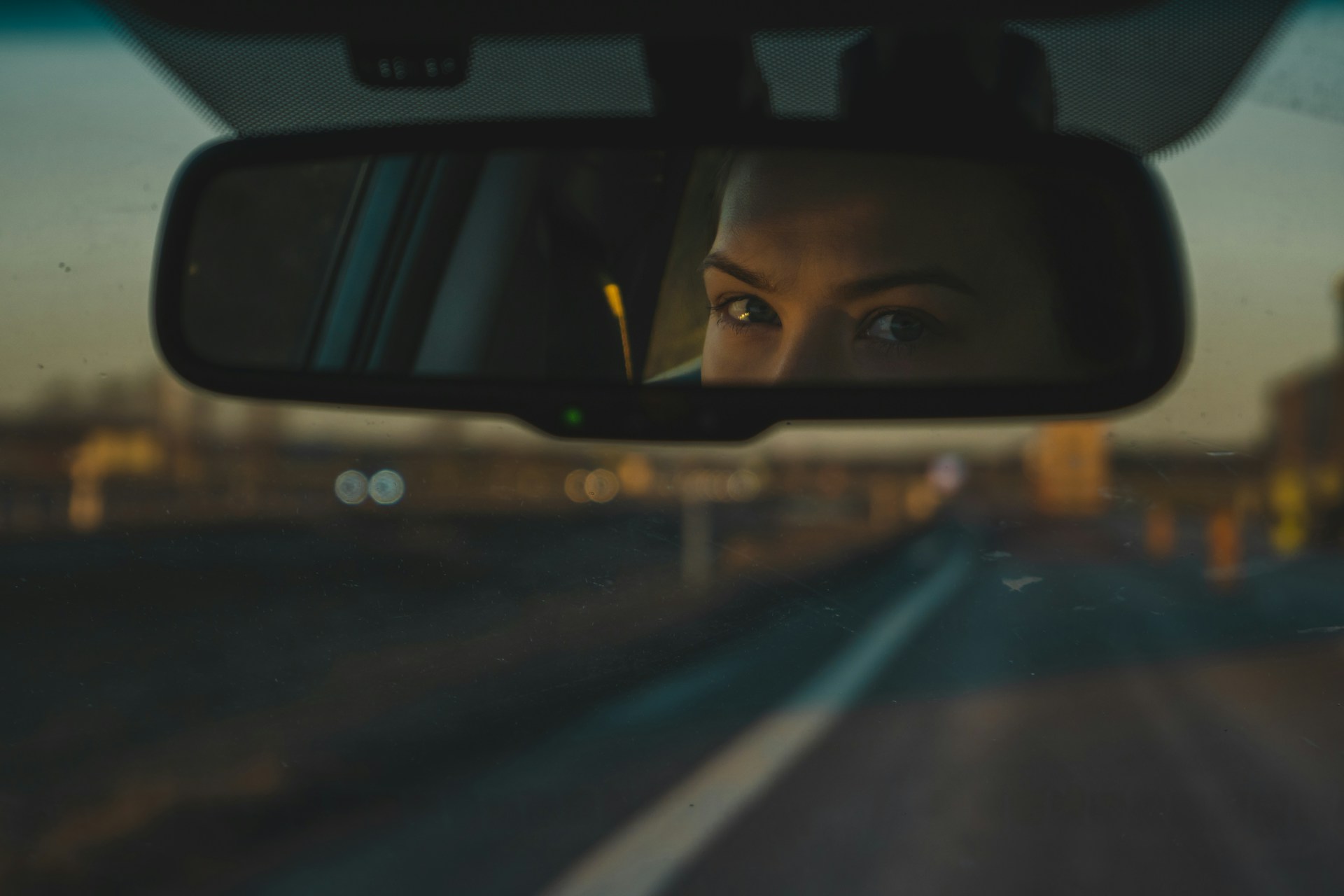 Una mujer mirando por el retrovisor | Fuente: Unsplash