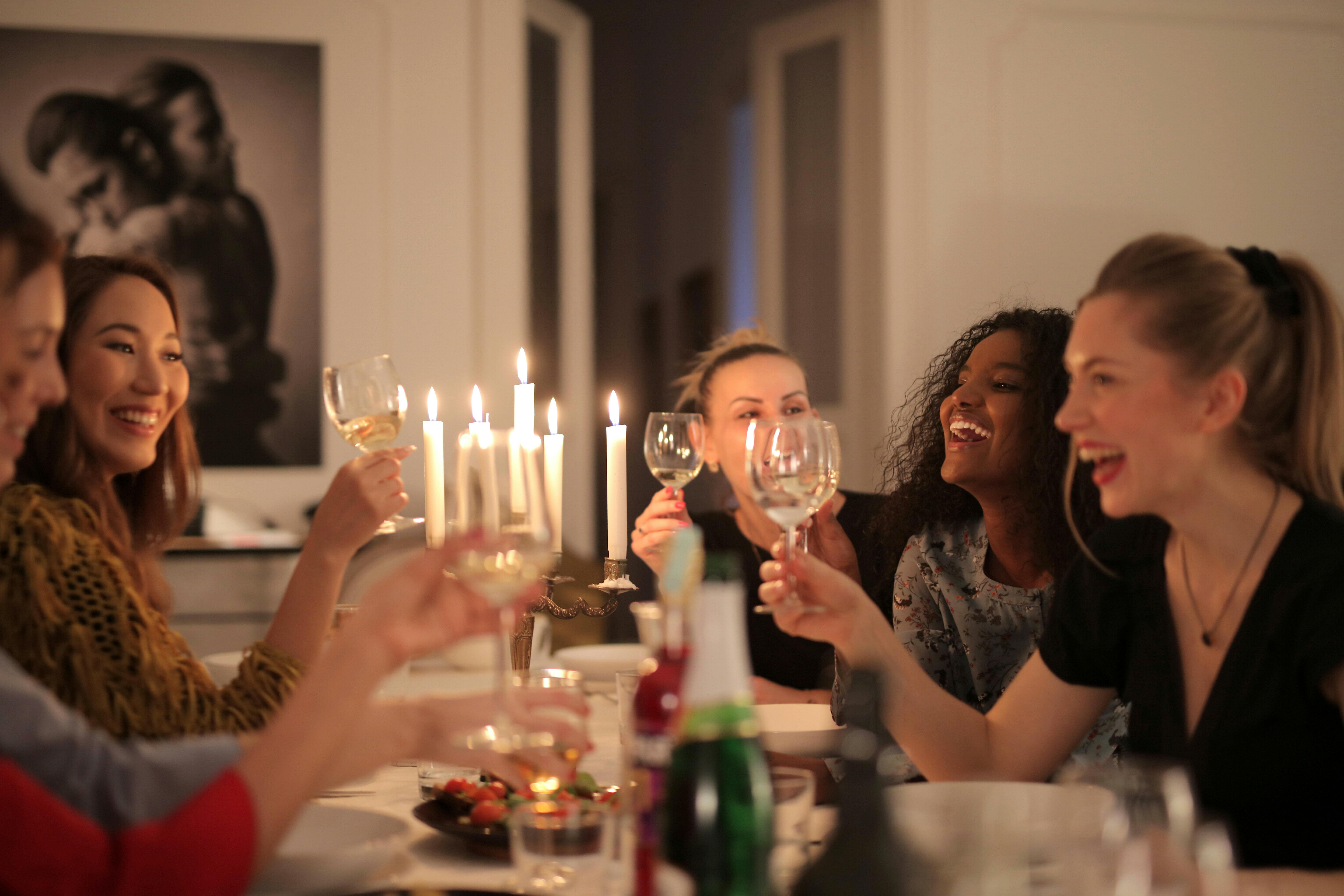 Un grupo de mujeres riendo mientras brindan | Fuente: Pexels
