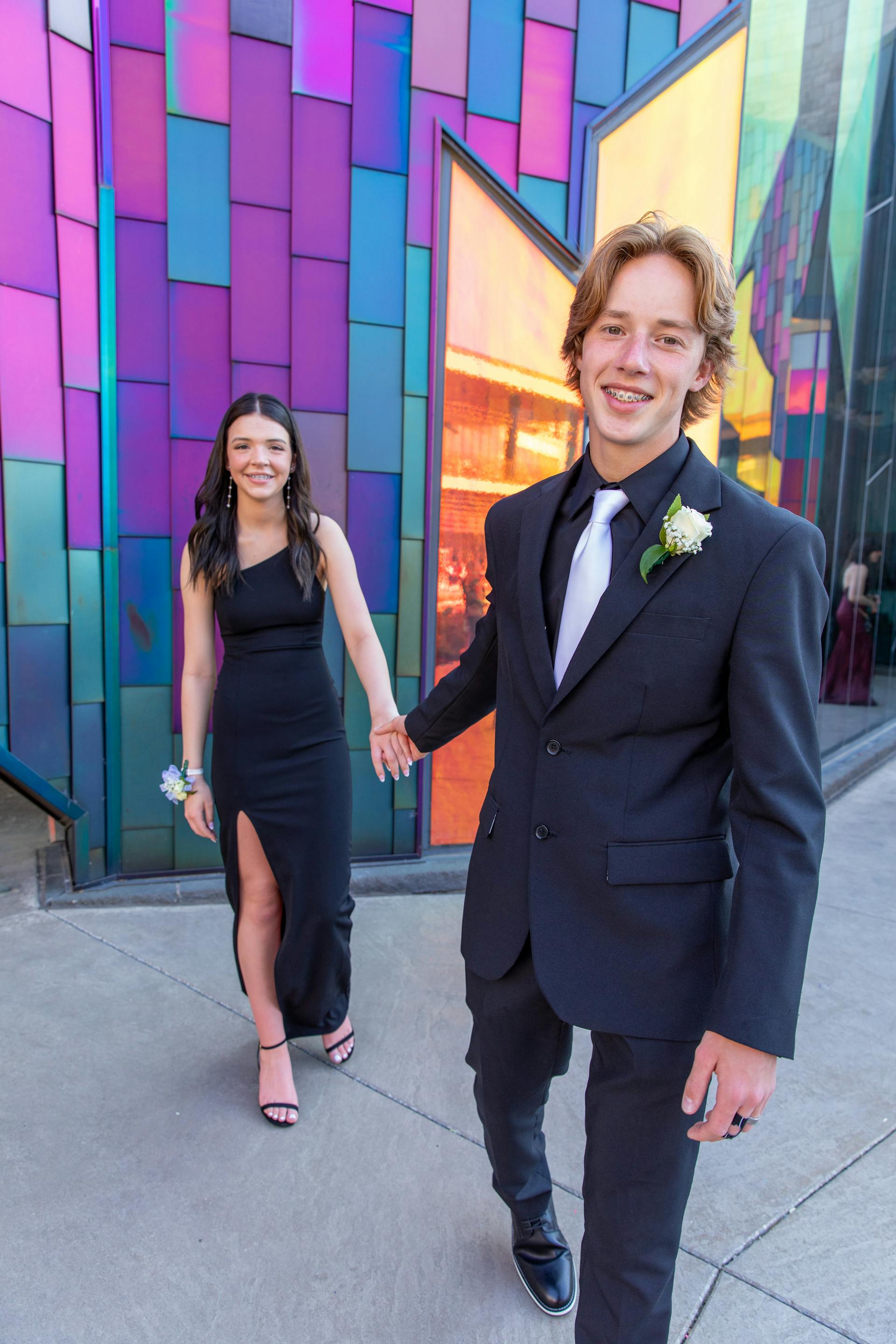 Una joven pareja cogida de la mano | Fuente: Pexels