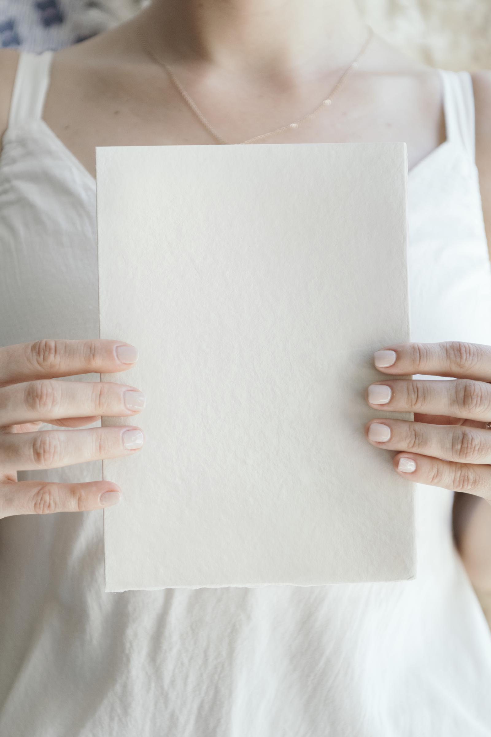 Una mujer con una carta en la mano | Fuente: Freepik