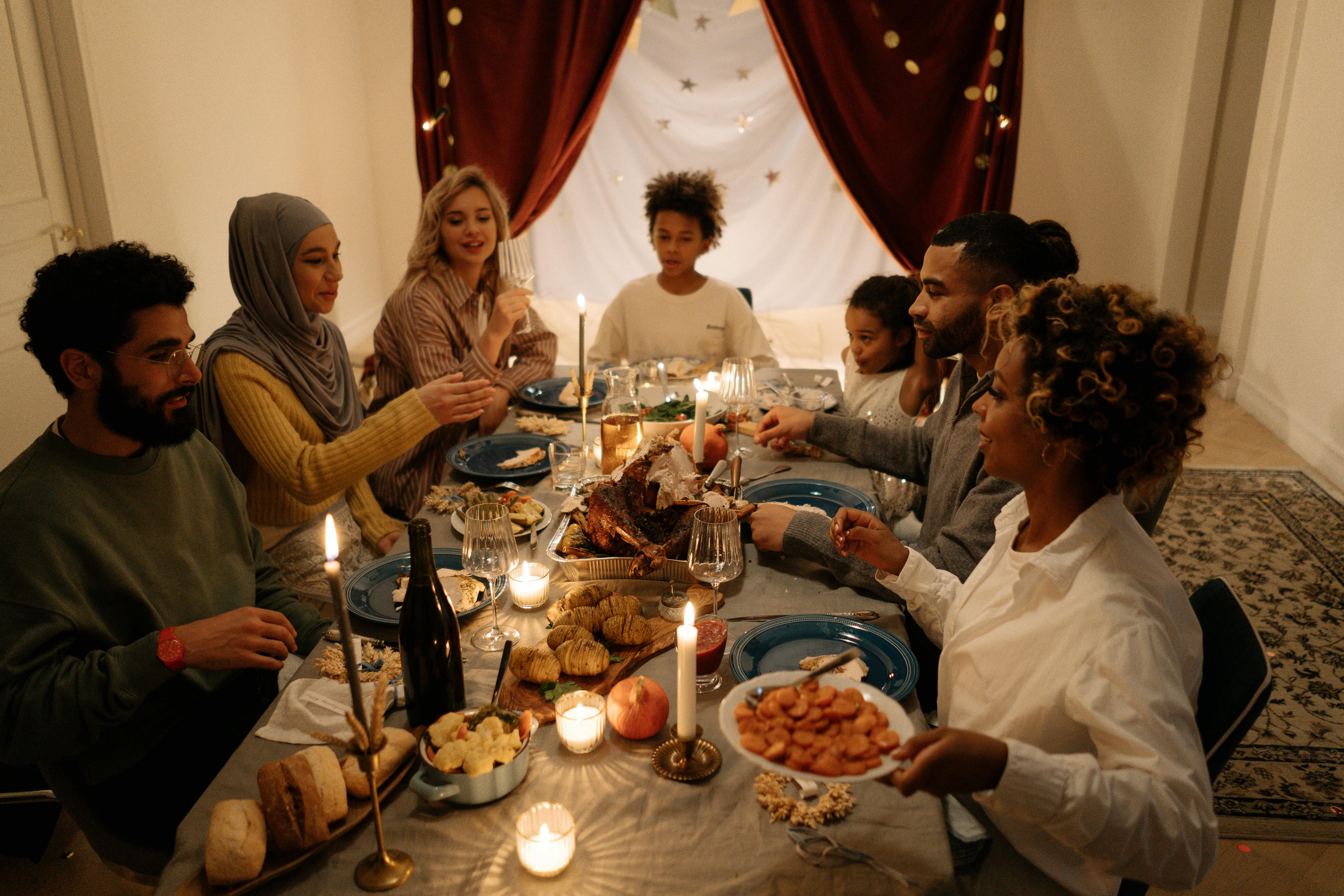 Gente feliz cenando | Fuente: Pexels