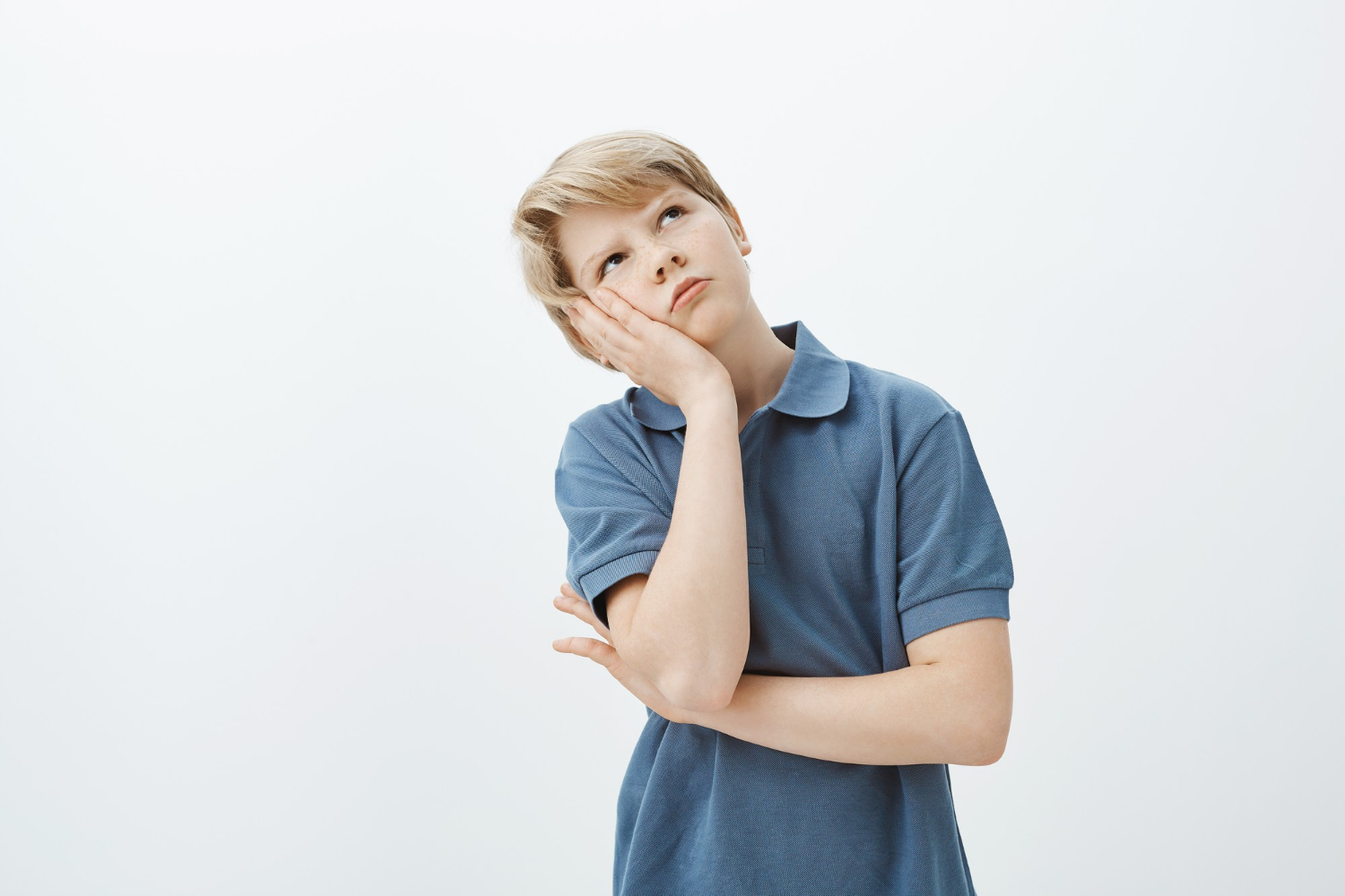 Un joven ensimismado | Fuente: Freepik