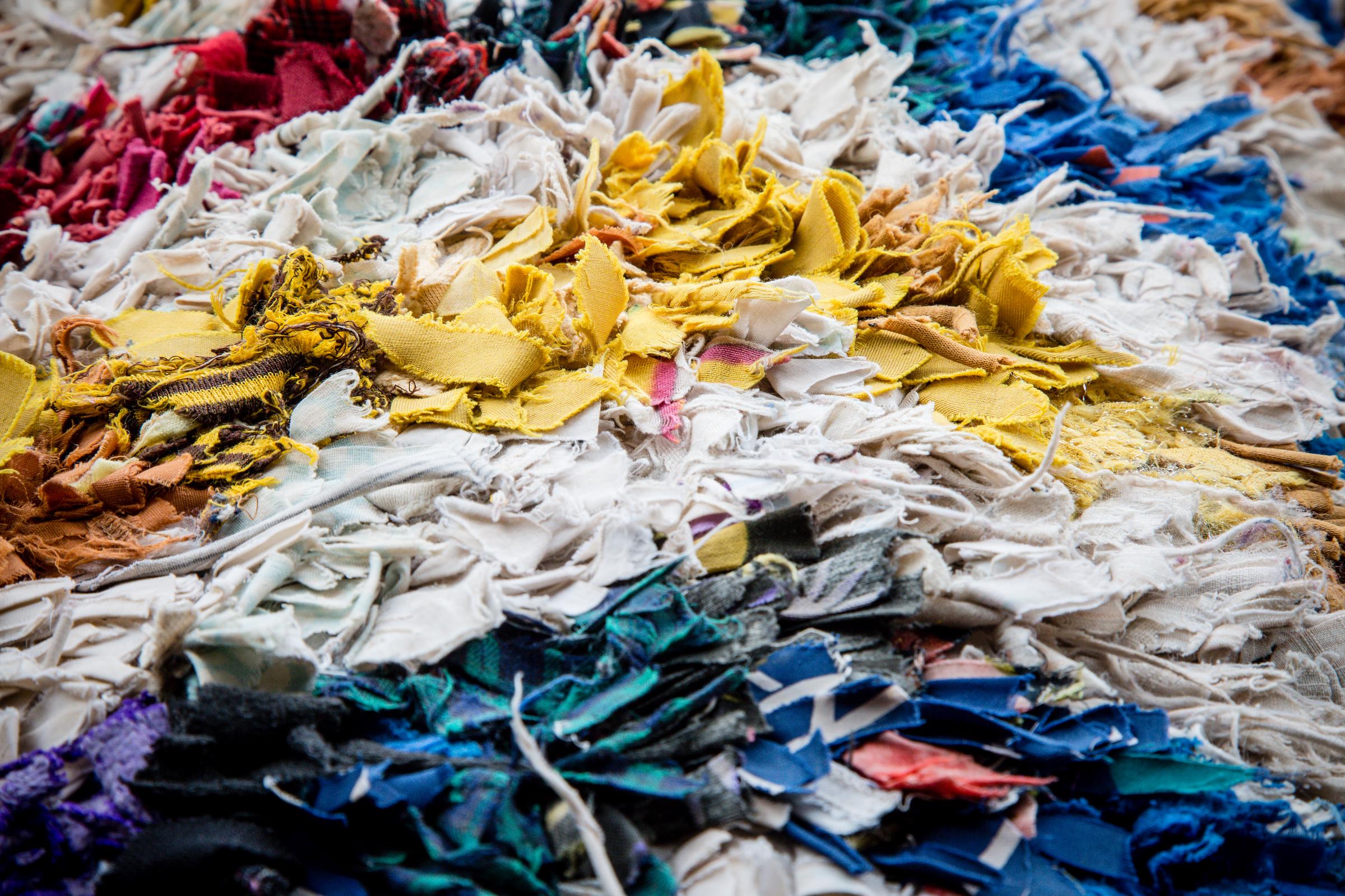 Trozos de tela triturada de colores | Fuente: Shutterstock