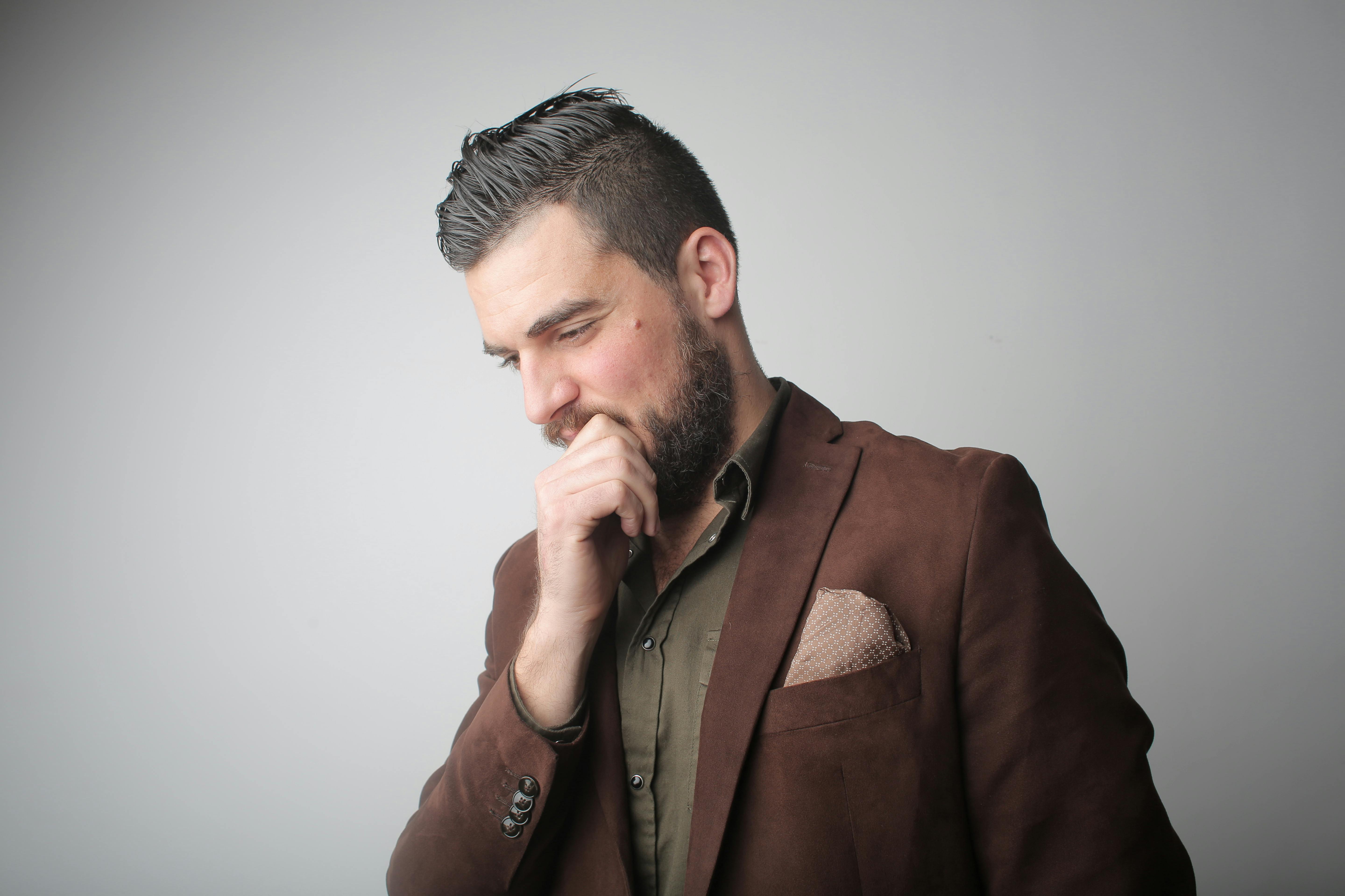 Un hombre pensando en algo | Fuente: Pexels