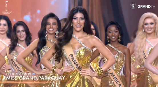 Miss Panamá se confundió y caminó la pasarela creyendo que había sido llamada, pero anunciaron fue a Miss Paraguay. | Fuente: X/@Klausfigu