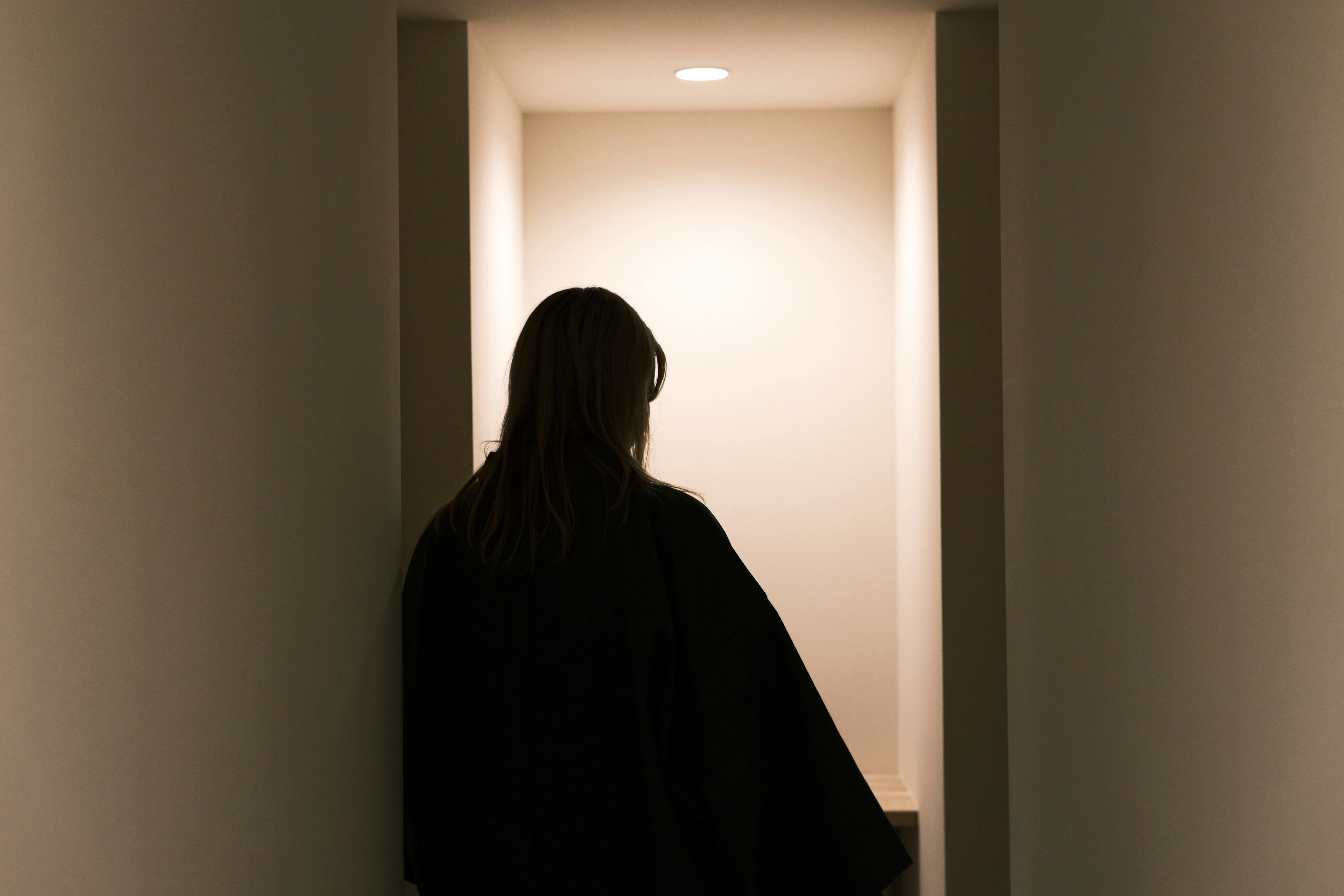 Una persona de pie en un pasillo | Fuente: Unsplash