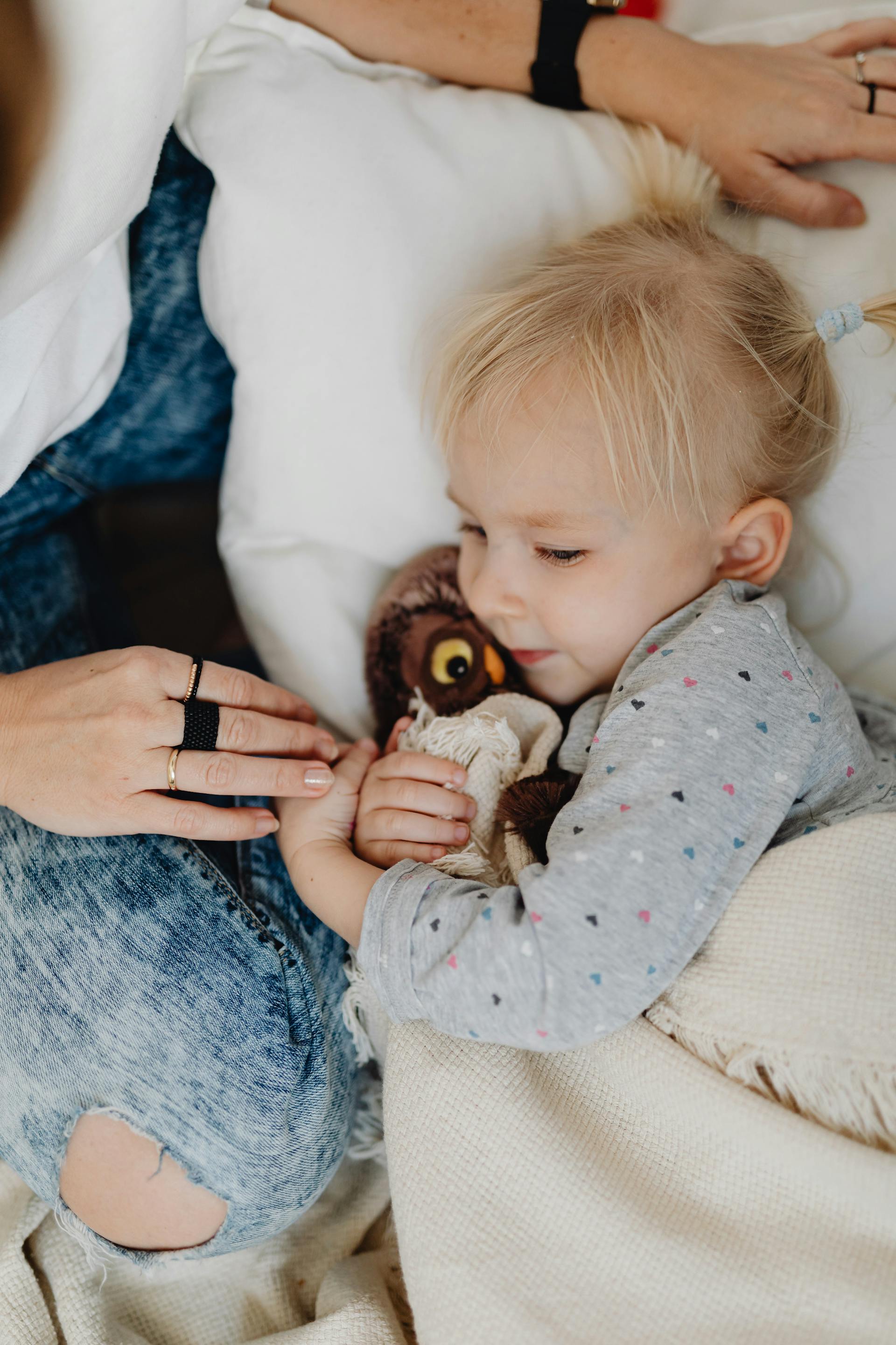 Una niña abrazando a su peluche | Fuente: Pexels