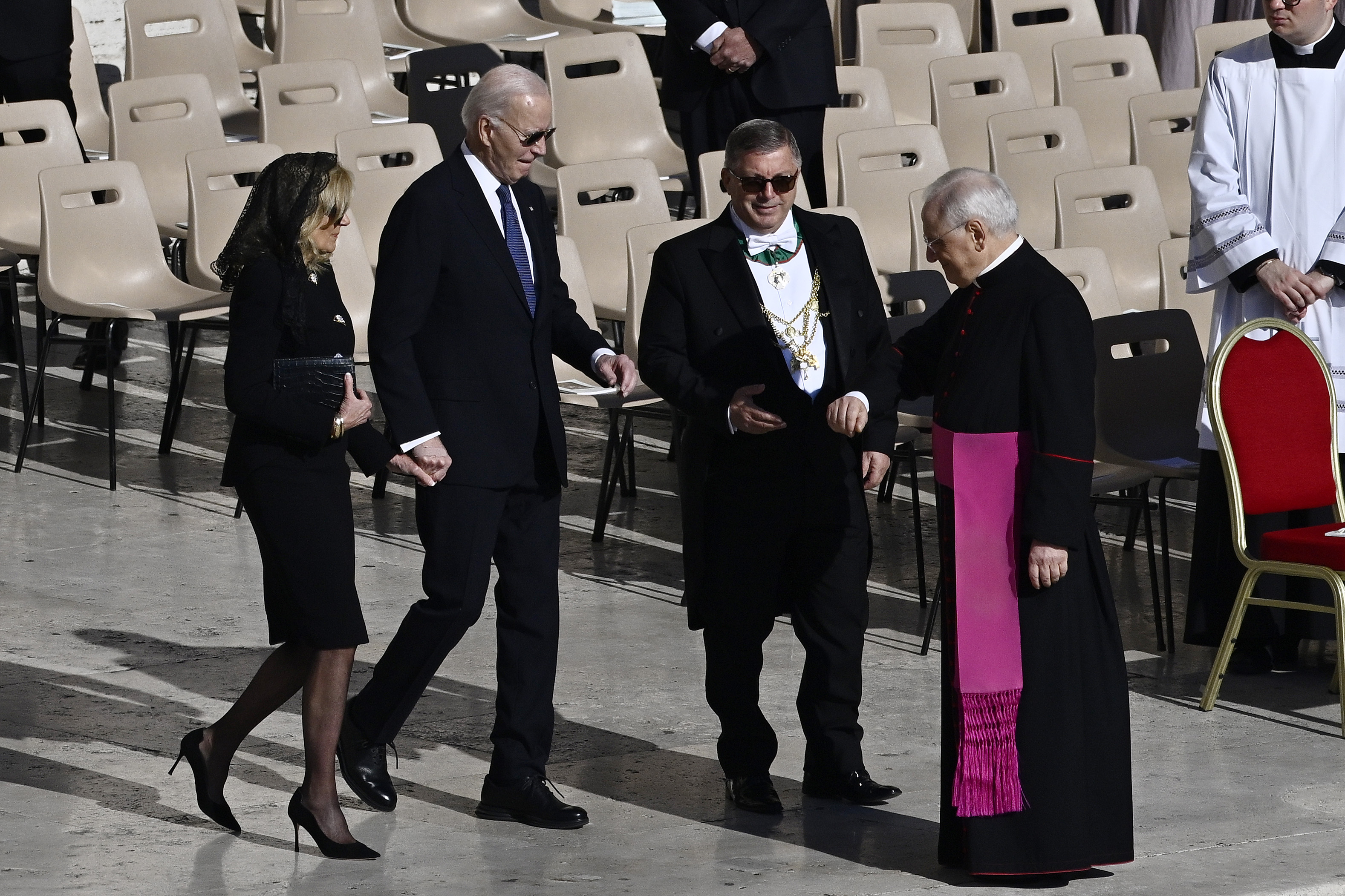 El ex presidente de EE.UU. y la primera dama Joe Biden y Jill Biden llegan al funeral del papa Francisco en la Plaza de San Pedro el 26 de abril de 2025, en la Ciudad del Vaticano, Vaticano. | Fuente: Getty Images