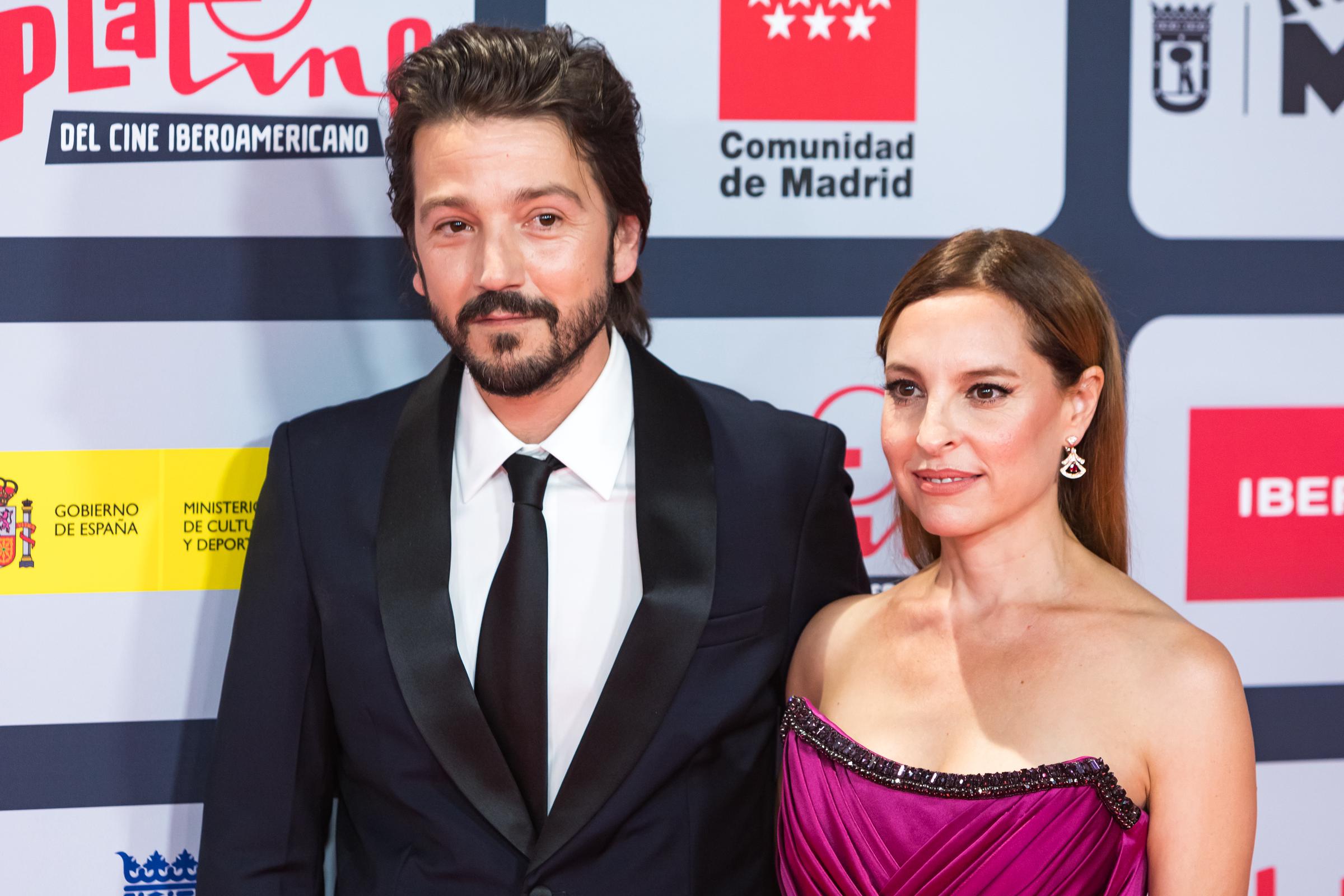 Diego Luna y Marina de Tavira asisten a los Premios Platino 2021 en IFEMA el 3 de octubre de 2021 en Madrid, España. | Fuente: Getty Images