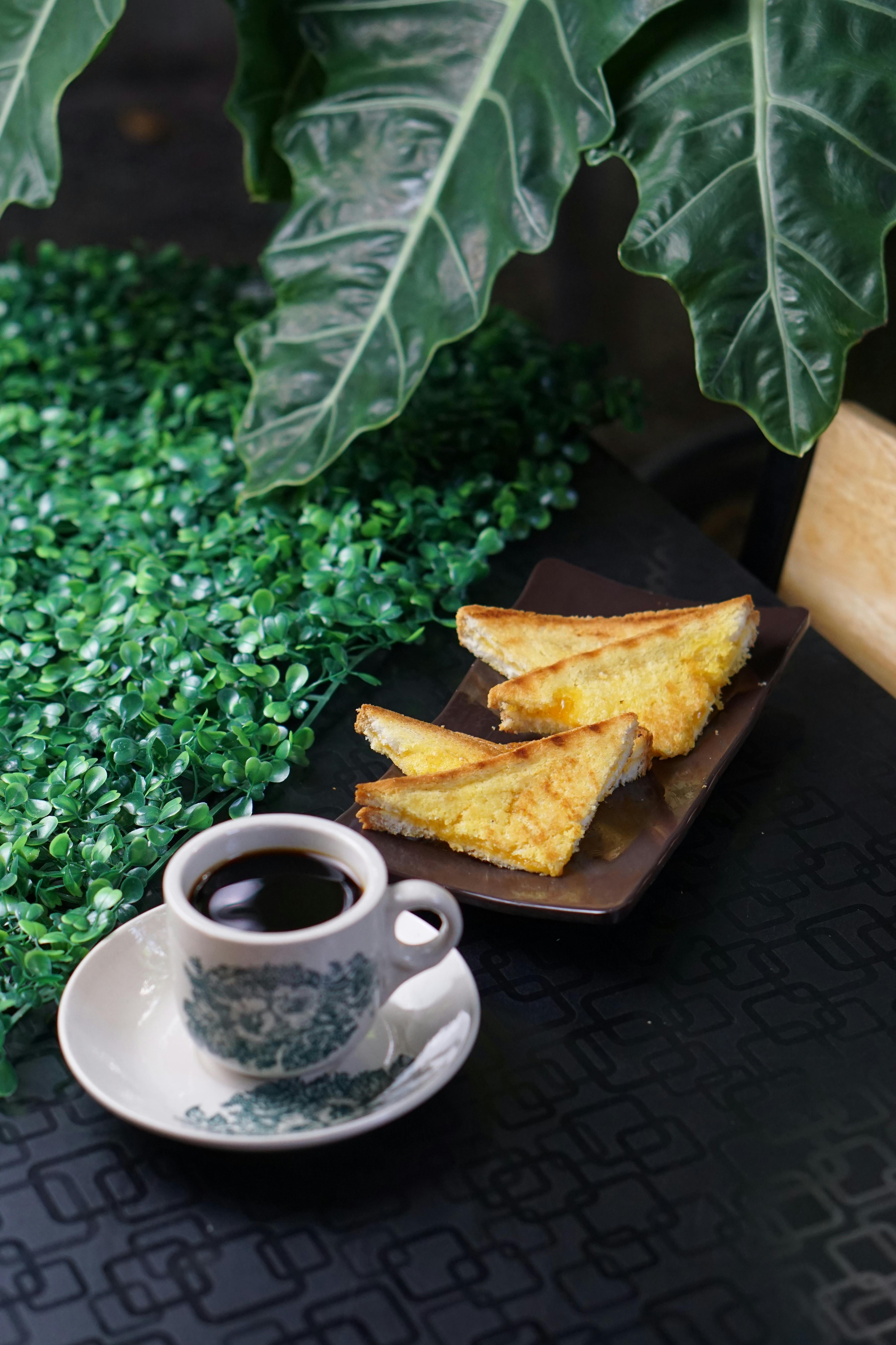 Una tostada con mantequilla y una taza de té | Fuente: Pexels