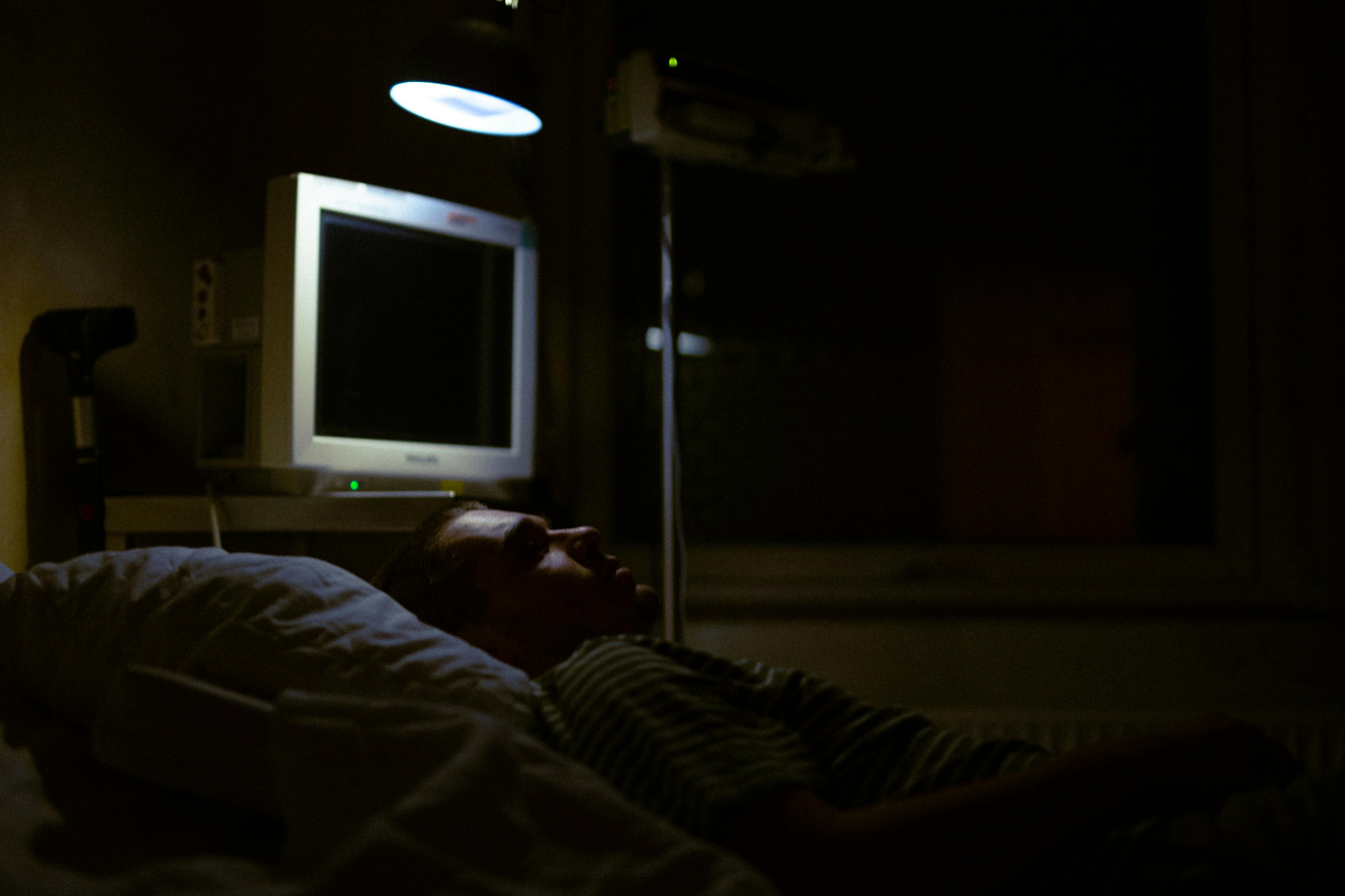 Un hombre tumbado en la cama de un hospital | Fuente: Pexels
