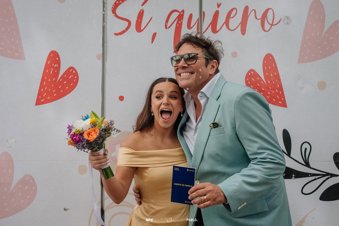 Martina Vignolo y Matías Alé durante su casamiento civil | Fuente: Instagram/martivignolo