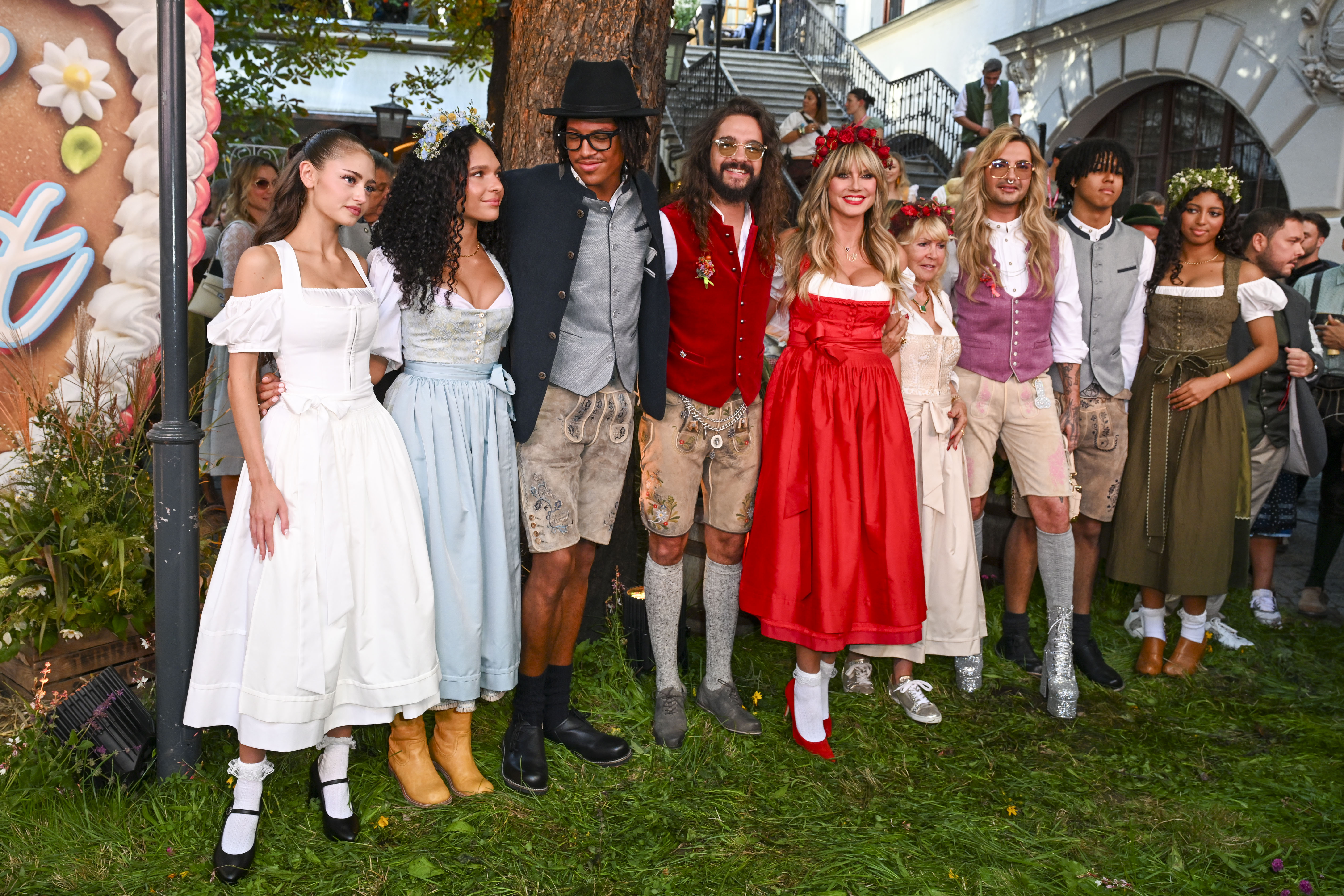 Leni Klum, Kayla Betulius, Henry Samuel, Tom Kaulitz, Heidi Klum, Erna Klum, Bill Kaulitz, Johan Samuel y Lou Klum en la alfombra roja | Fuente: Getty Images