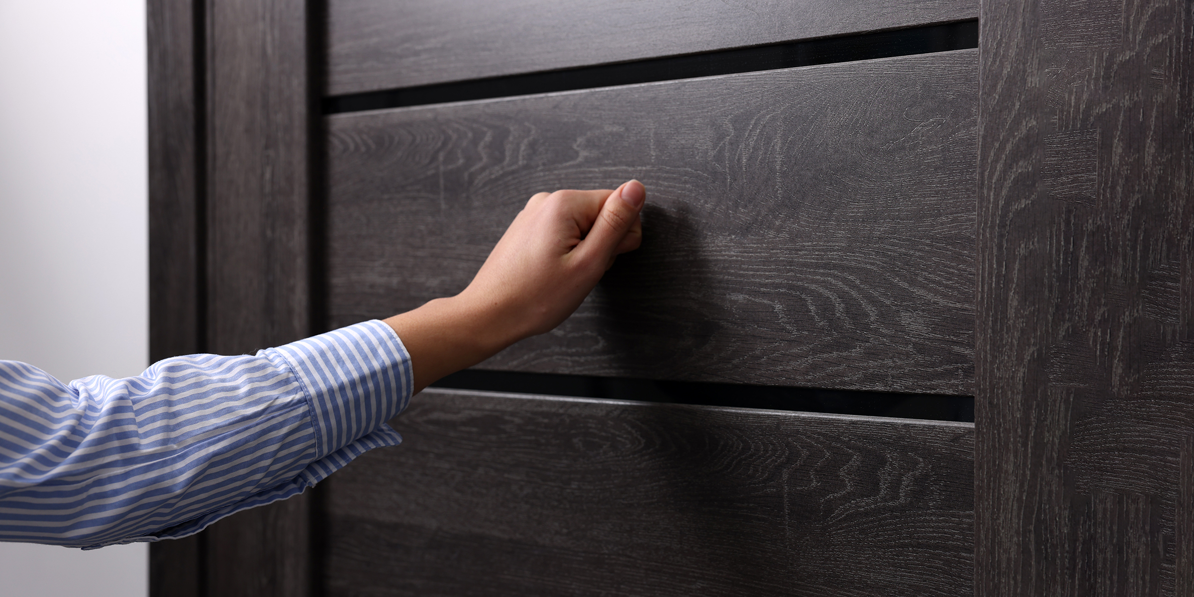Una mujer llamando a la puerta | Fuente: Shutterstock