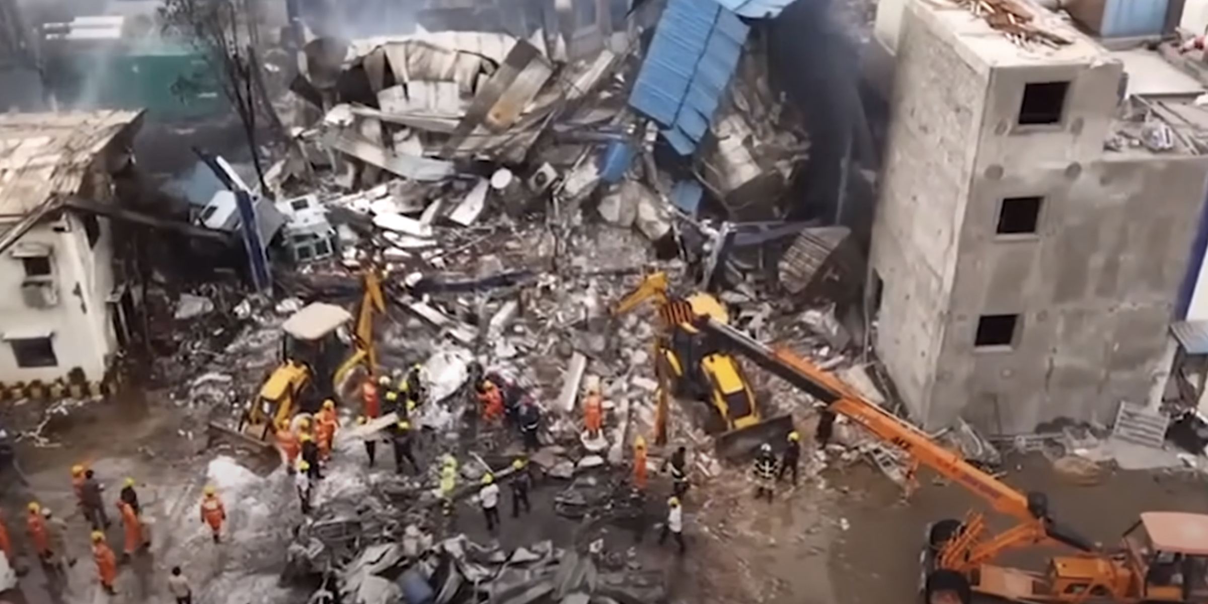 Los equipos de rescate buscan restos tras la explosión de una planta en Telangana | Source: YouTube/indiatoday