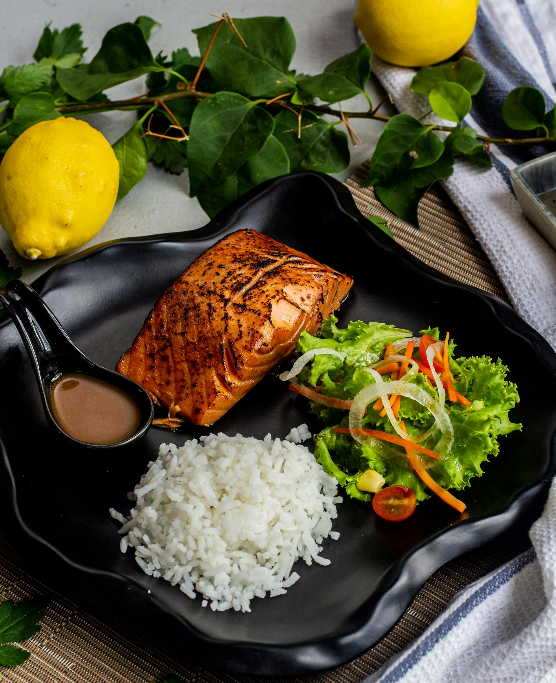 Pescado a la plancha y arroz con verduras en un plato | Fuente: Pexels