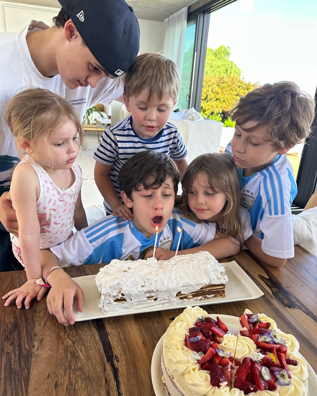 Los hijos de "Pampita" con los hijos de Benjamín Vicuña y "la China Suárez" celebrando el cumpleaños de Benicio | Fuente: Instagram.com/pampitaoficial